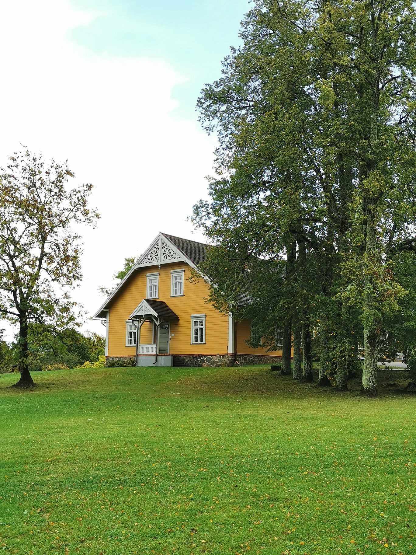 拉脱维亚的锡古尔达小镇距首都里加50公里，坐落在茂密的森林山谷之中，风光旖旎，具有“小瑞士”的美誉，