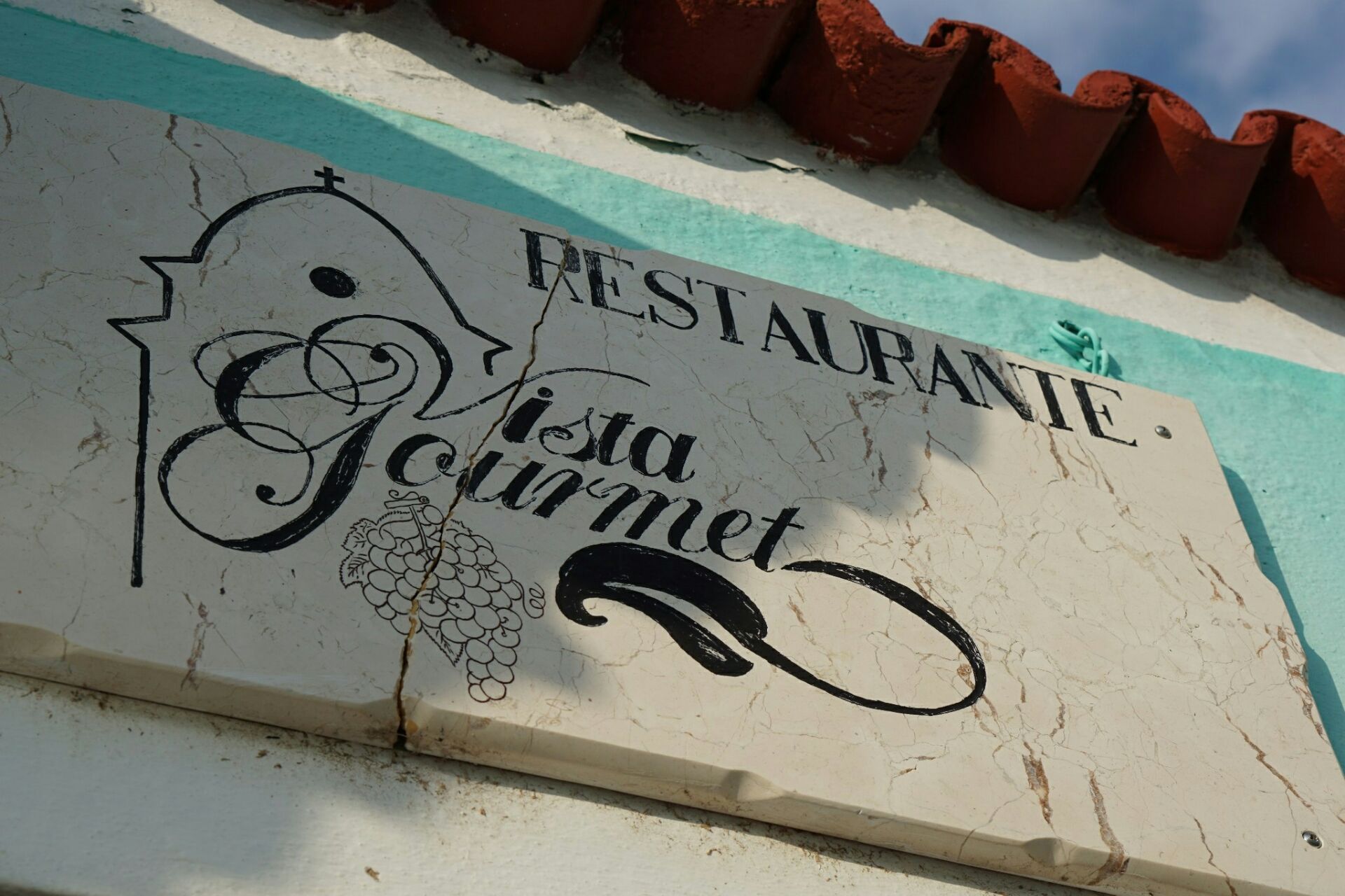 这家位于特立尼达老城里的餐厅，位于一间民居的顶层，露台正好可以从高处俯看老城的景色。菜品非常的多，而