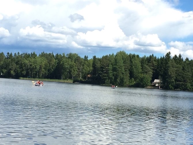 于默奥最自然的美，湖上有各种活动。孩子的帆船夏令营，钓鱼俱乐部的比赛 湖边有游乐场，沙滩 草地 足球