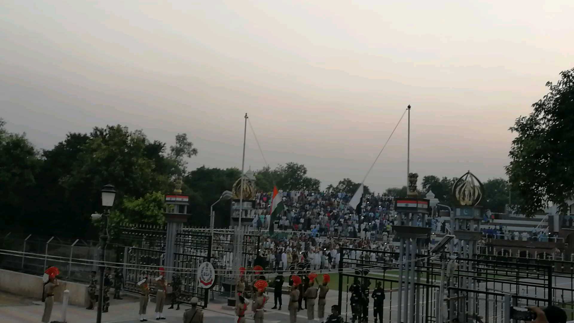 印度的阿姆利则与巴基斯坦毗邻，两国在其各自国门一侧每天都会同时举行隆重的降国旗仪式。由于在每次的仪式
