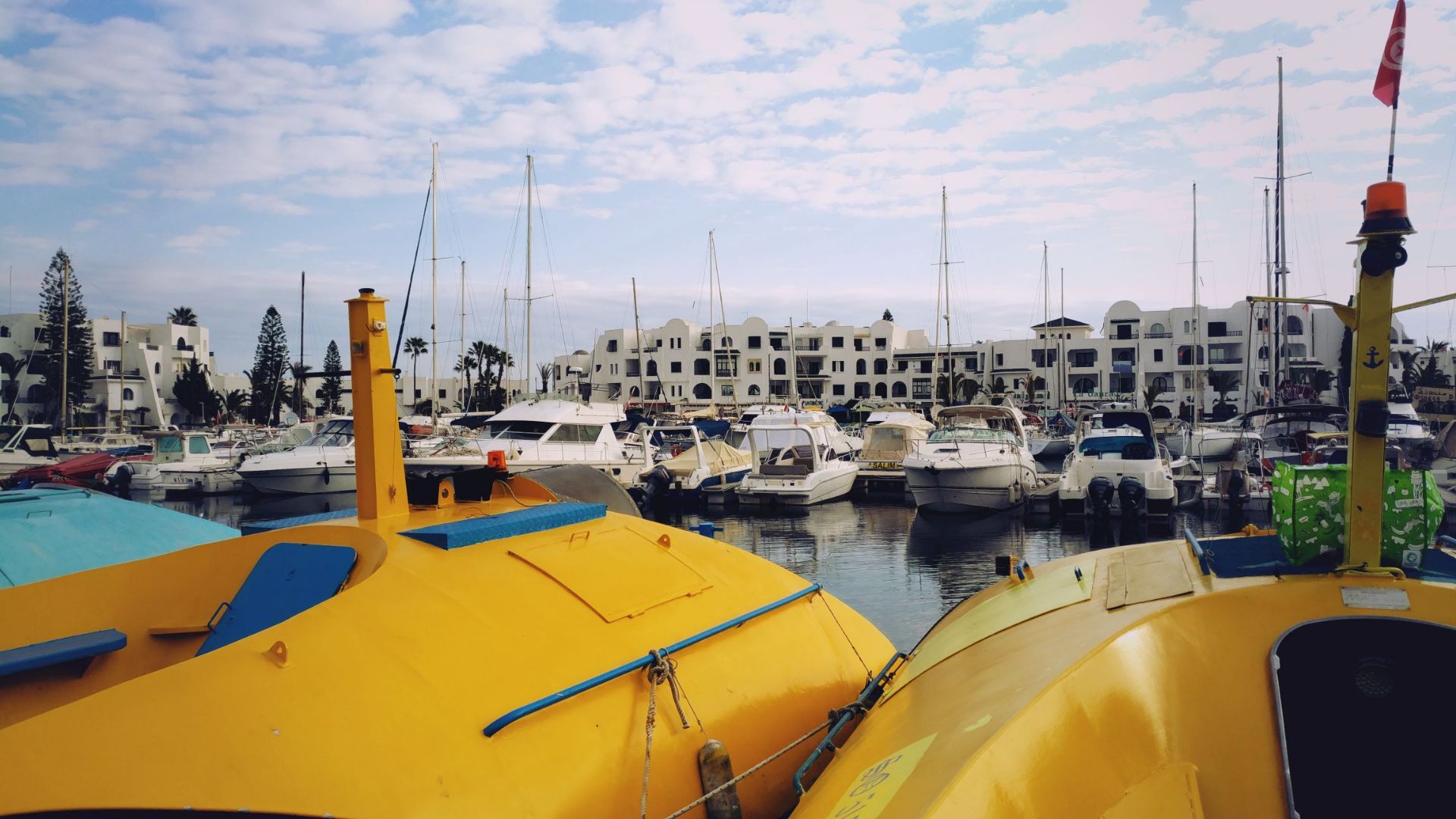 地中海之滨苏斯老城堡旁，万千风情的渔人码头-情人港是苏斯的一张靓丽名片。苏斯港湾的深处隐藏着迷人的风