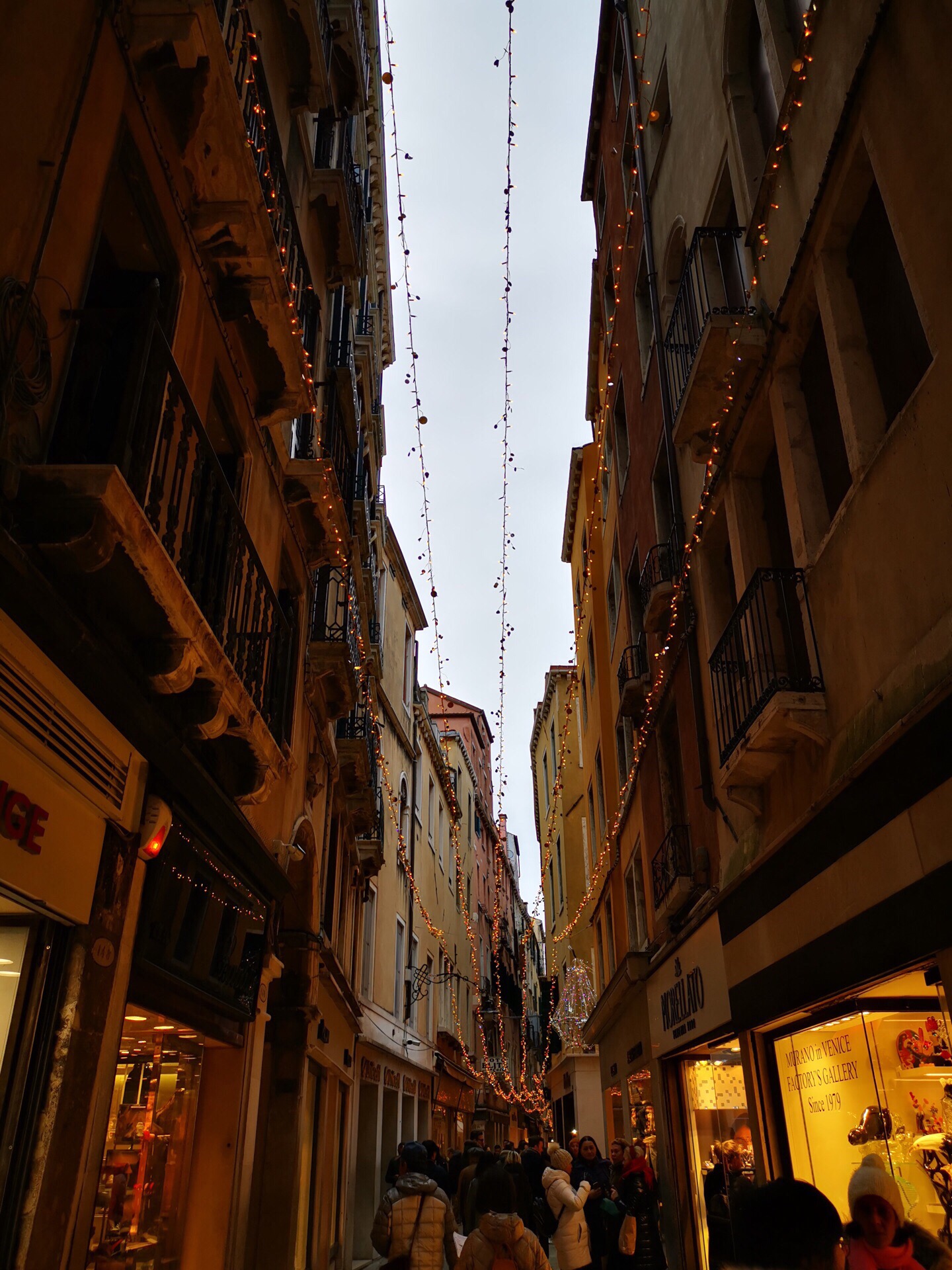 #亚平宁半岛之自由奔走#夜的威尼斯～       夜幕降临下的威尼斯，更是别有一番风情。威尼斯的小街
