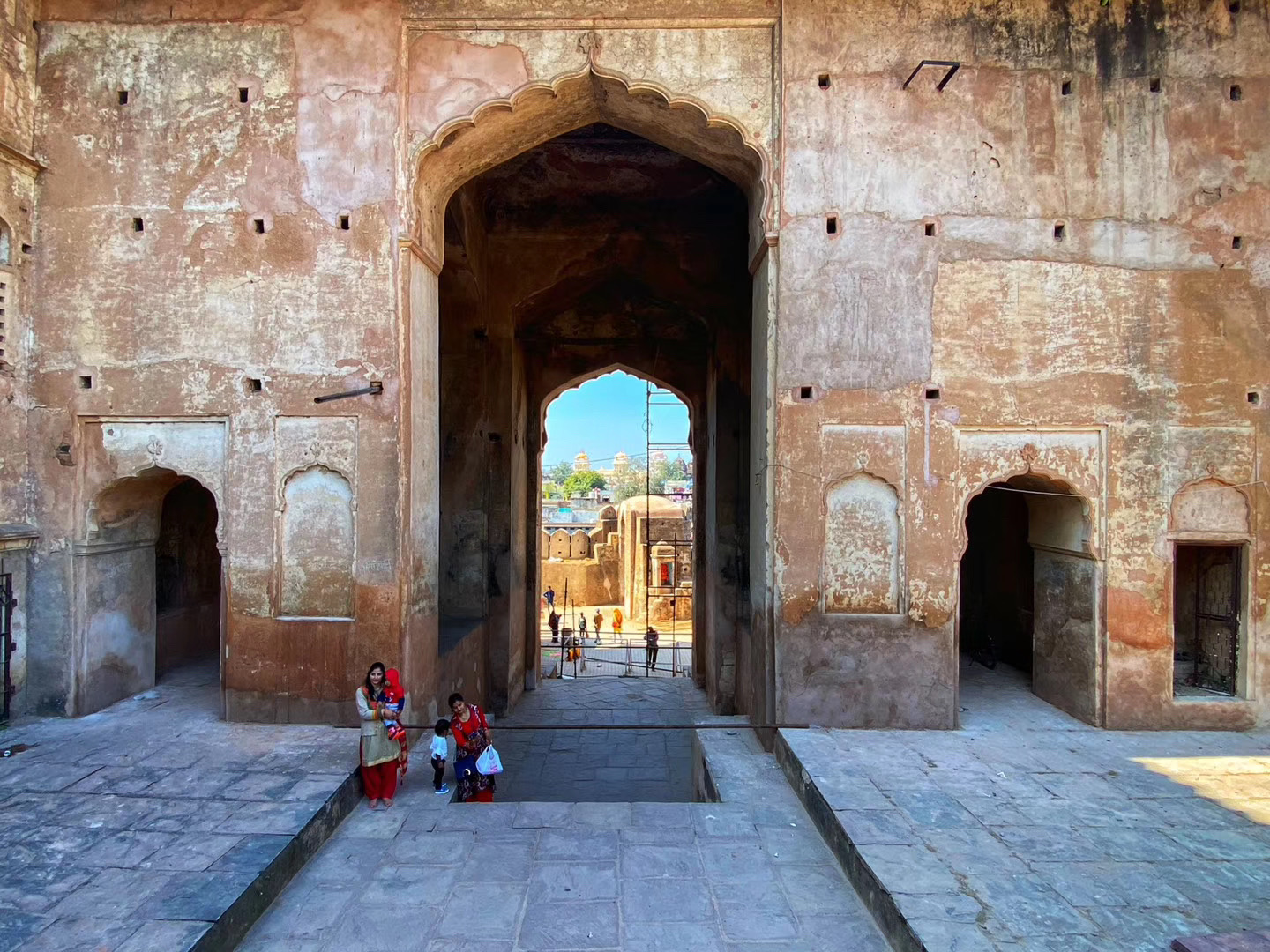 欧查古堡相对印度来说是一个比较冷门的经典，也是我这次印度行的第一个古堡。它结合了印度教方正的庭院和伊