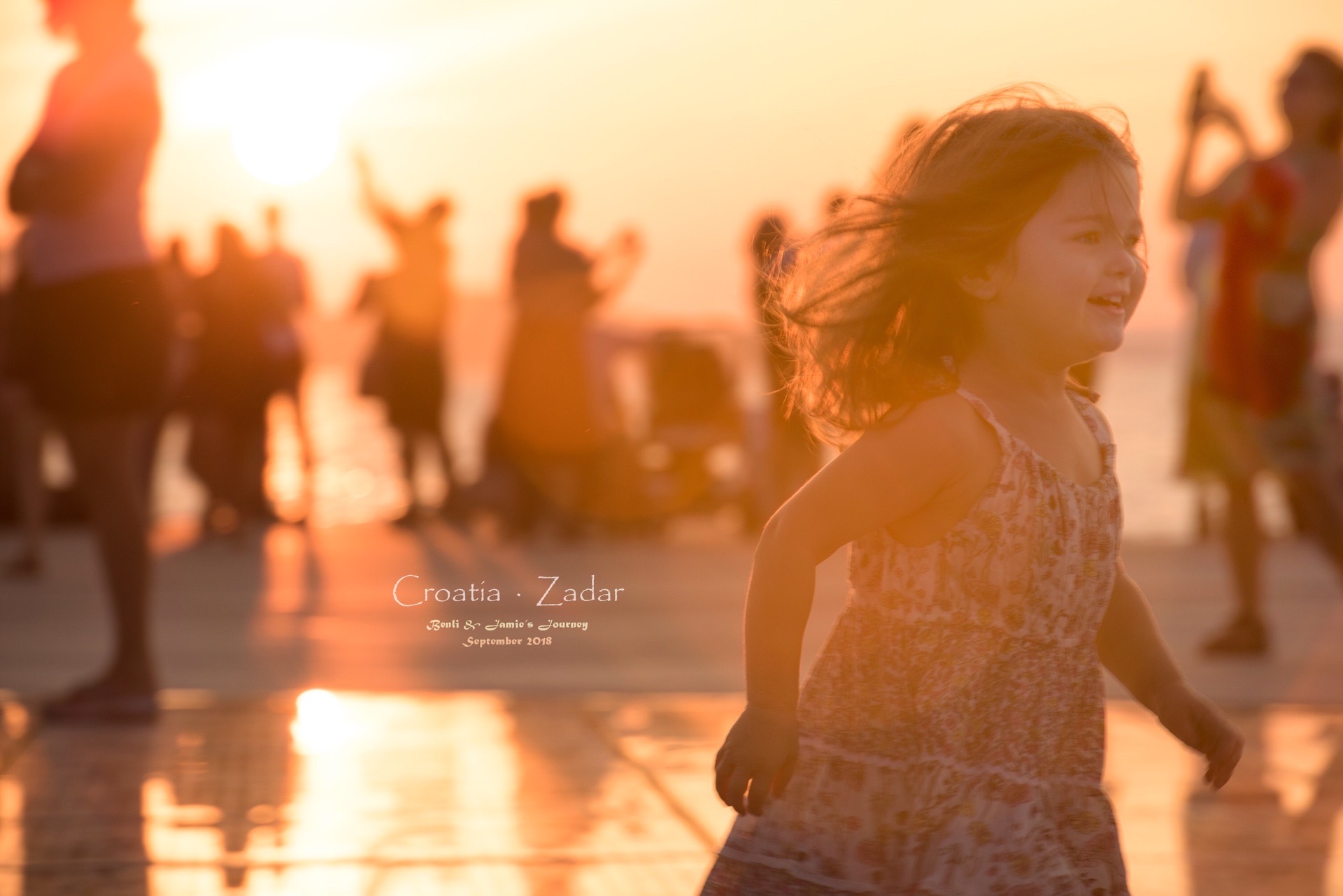 扎达尔的海风琴，随着太阳缓缓落下，“向太阳致敬”的人也越来越多，开心奔跑的孩子，举着相机拍不停的游客