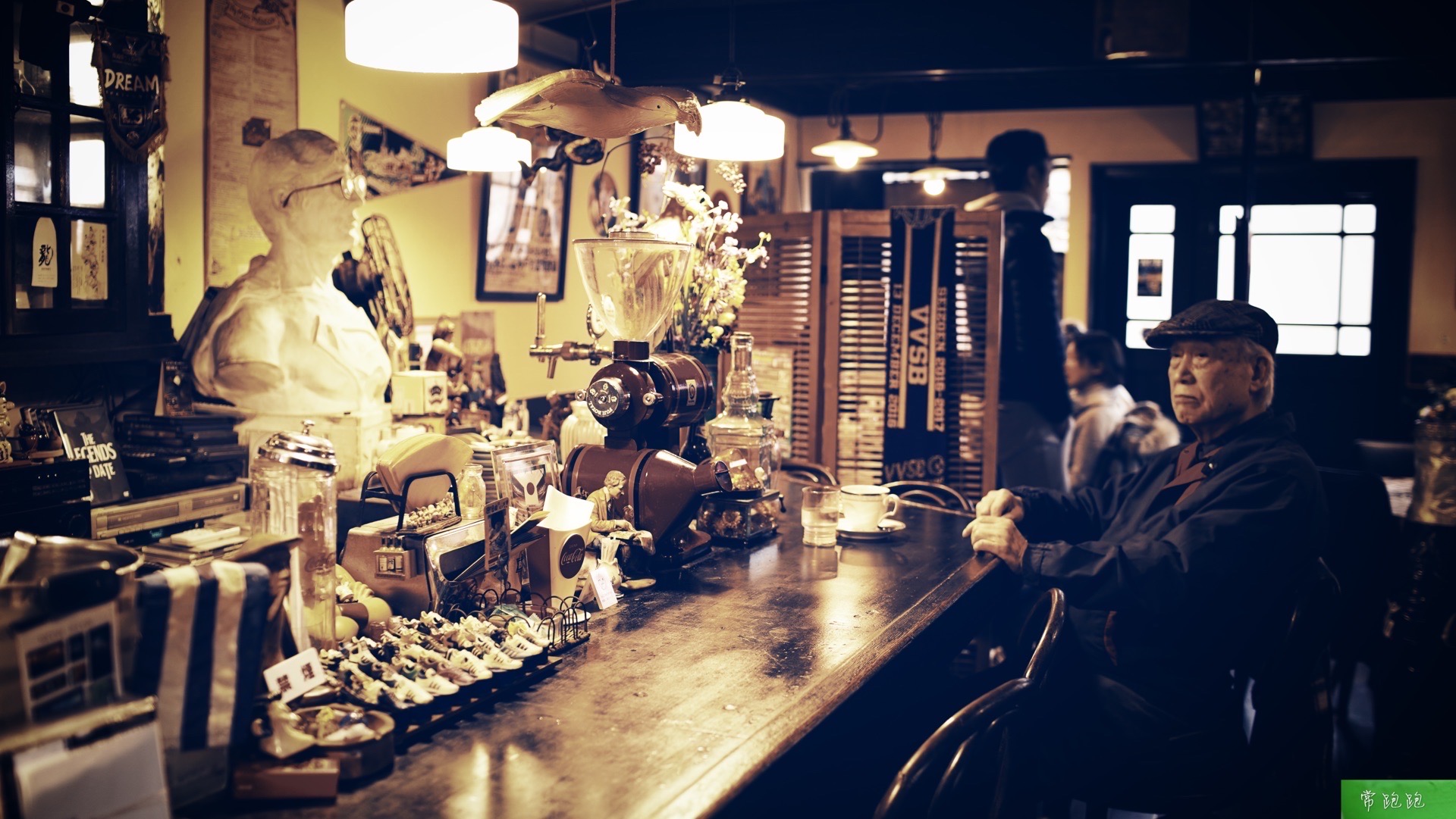 这一口咖啡 品的是停驻在咖啡馆里的老时光 虽然咖啡馆文化源于西方，但在日本，经过近二百年的沉淀和融合