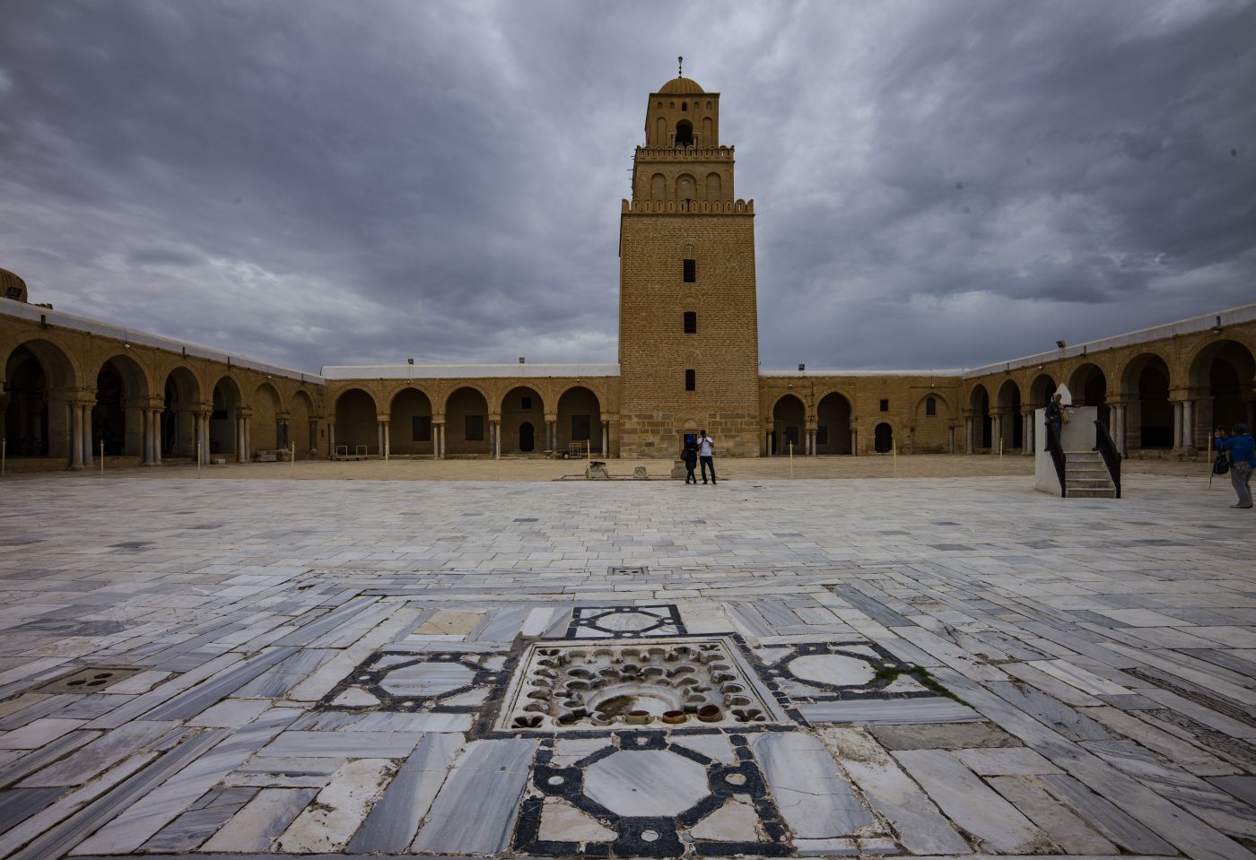 　🇹🇳突尼斯凯鲁万城内寺庙数不胜数，凯鲁万素有“三百清真寺之城”的美誉，但最负盛名的是位于城东北隅的