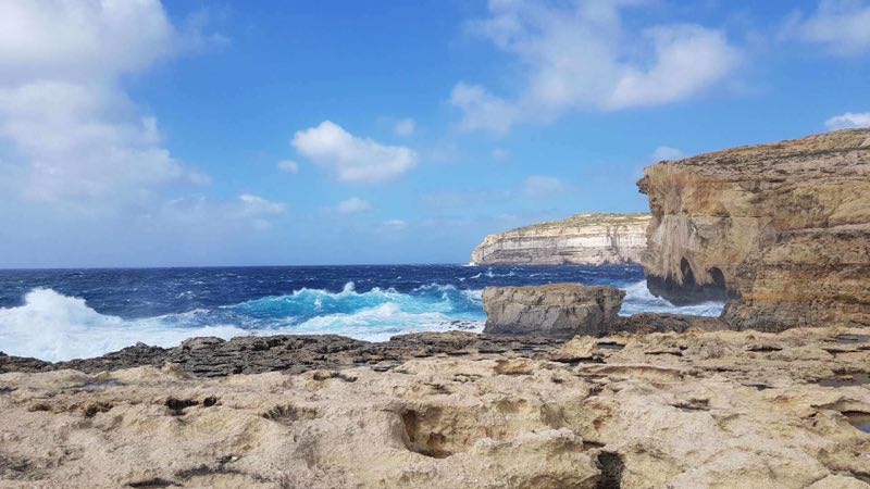 马耳他的国家旅游形象代言，著名的天然石灰岩拱崖“蓝窗”在2017辛3月8日的一场暴风雨中坍塌。蓝窗（