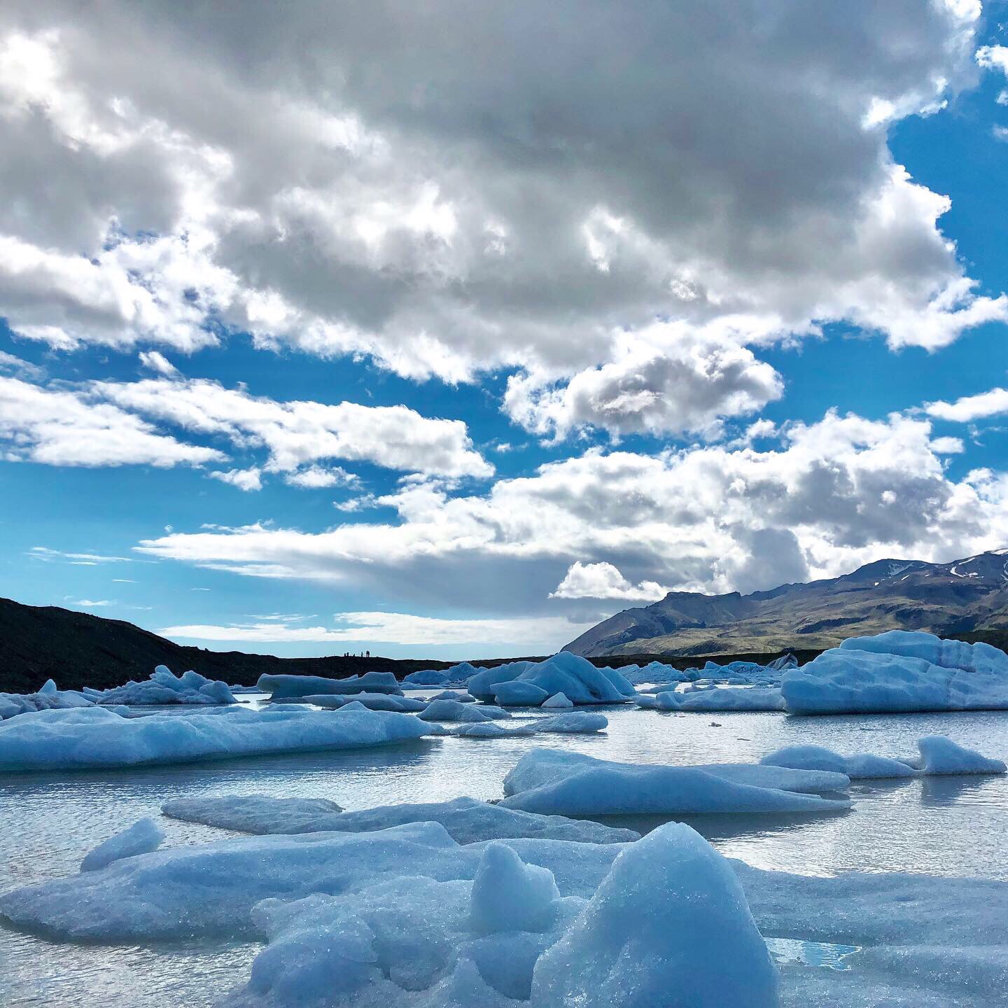 ⛸秘境冰湖 Fjallsarlon ⛄️换上御寒衣搭乘橡皮艇步行到湖岸边，眼前一片蔚蓝、阳光明媚、白