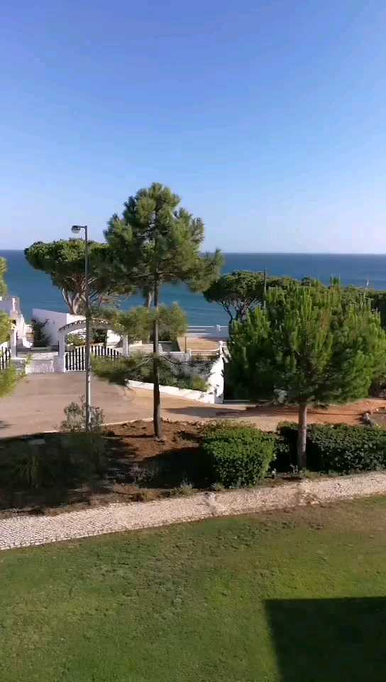 在葡萄牙法鲁一家悬崖酒店，套房公寓，地理位置相当好，整个房间阳台面向大海，每个房间配置固定的停车位。