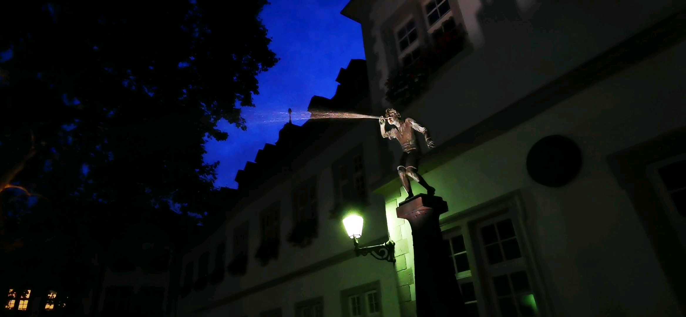 突然乌鸦黑压压一片盘旋在科布伦茨深蓝色的夜空，然后，小男孩就开始喷了～科布伦茨的象征之一，位于老城中