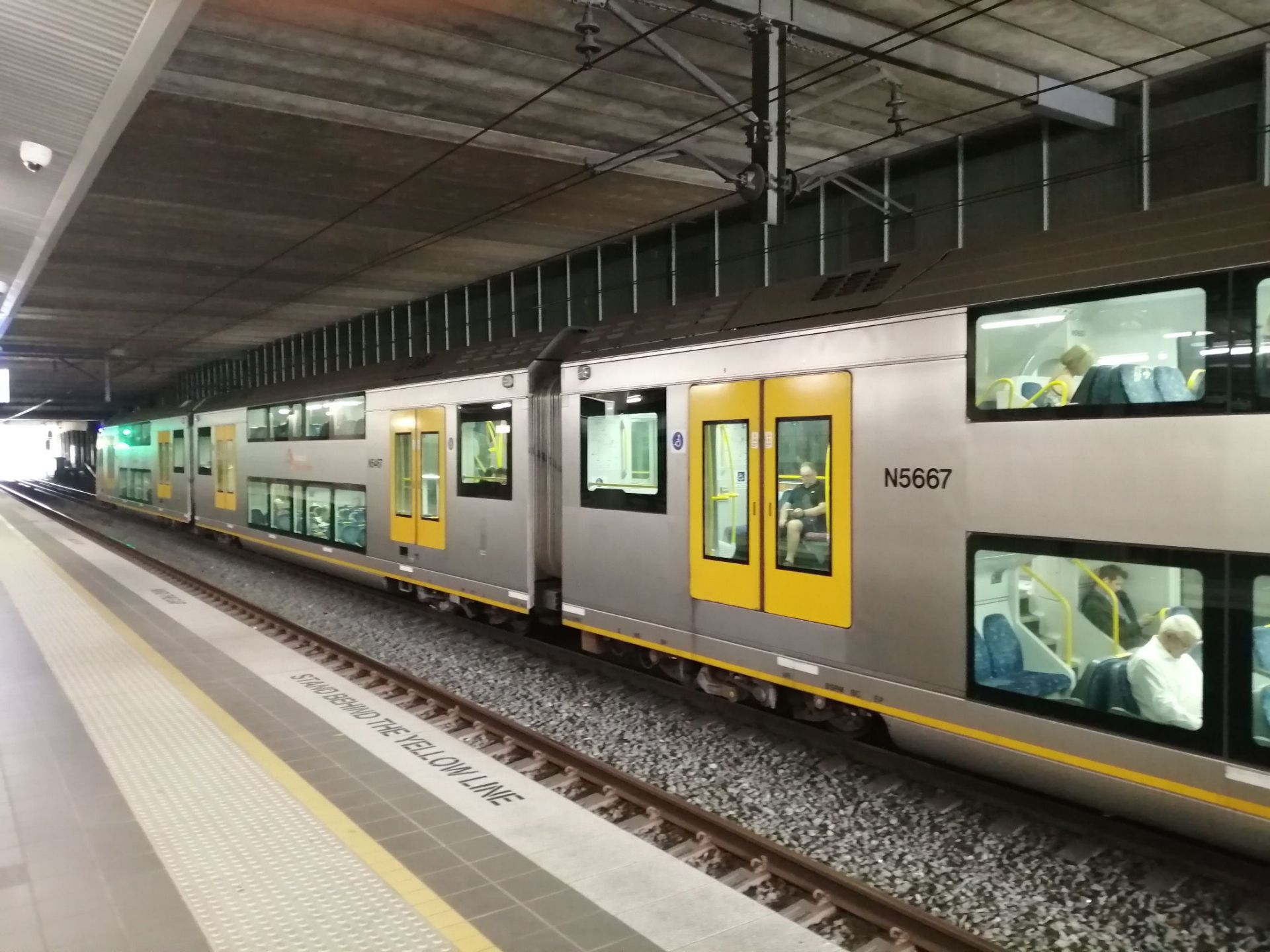 悉尼·新南威尔士  的火车🚉是双层的，车站一般都在路面， Town Hall Train stati