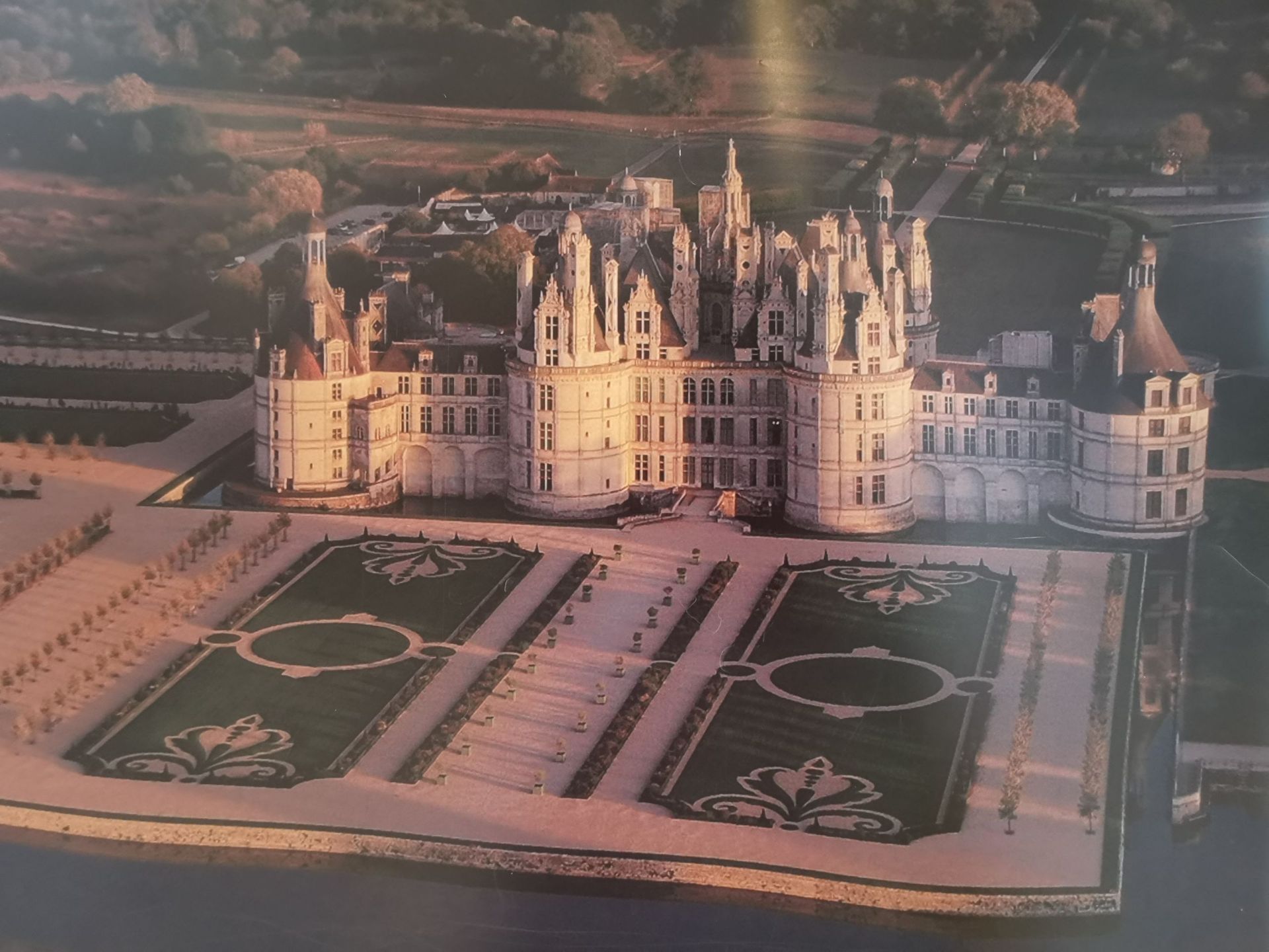 在歐洲有很多古堡， 而其中法國的古堡亦很多， 尤其是在巴黎近郊的。 例如有凡爾塞宮， 羅浮宮， 楓丹