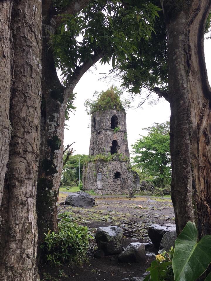 Mayon火山大爆发时瞬间毁灭了这个小镇，只剩下这个塔楼