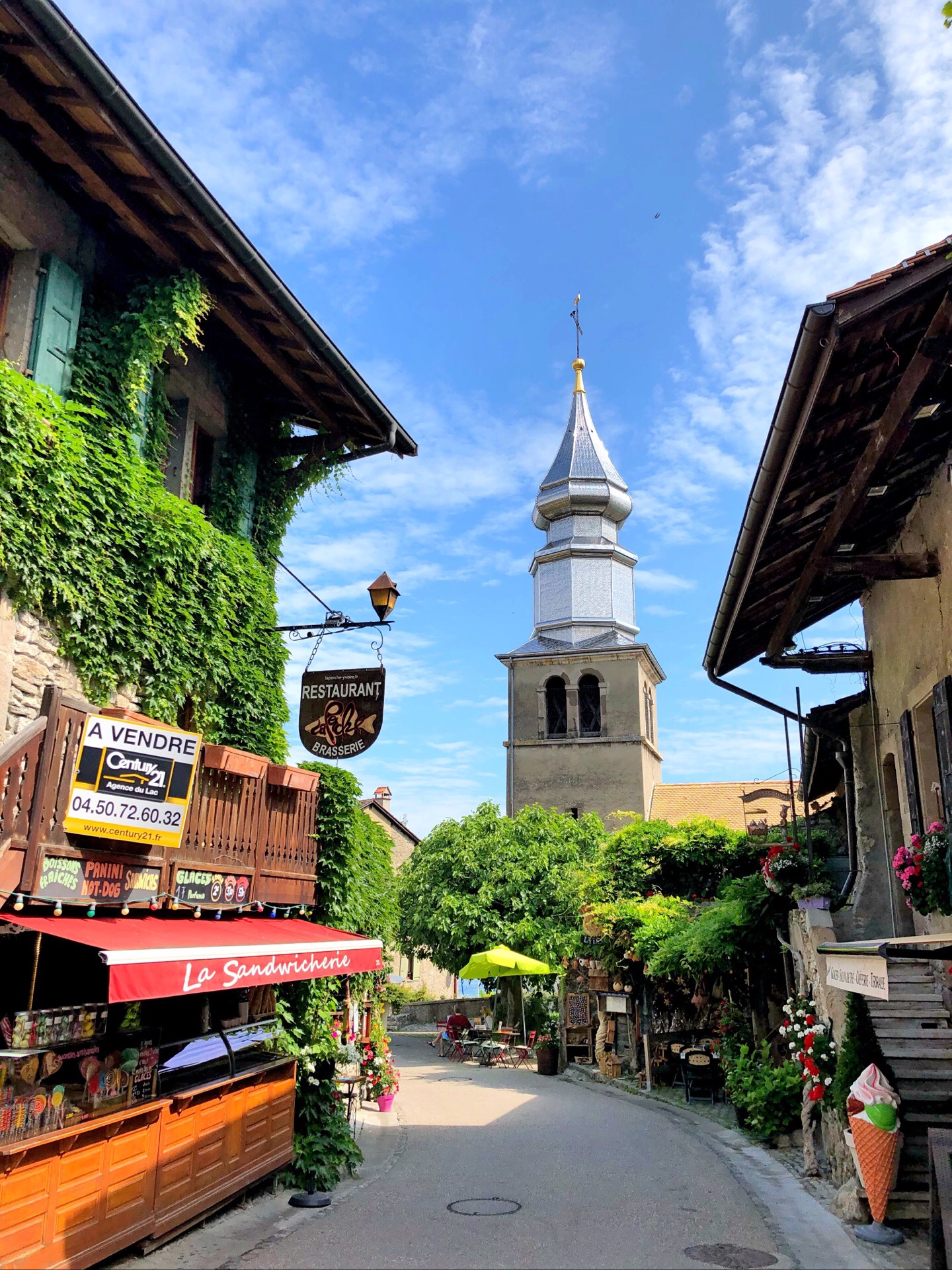 今天自己一个人从日内瓦到法国的伊瓦尔小镇Yvoire，被誉为法国最美丽的村庄，鲜花小镇，从日内瓦转了