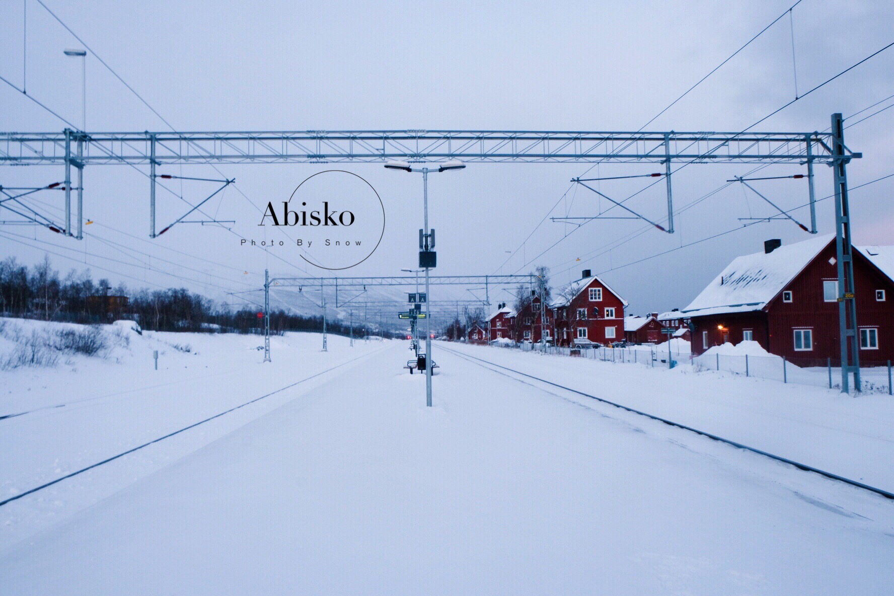Abisko❄️  阿比斯库有两个火车站，Ostra站位于这个小村庄的中央，而Abisko Tour