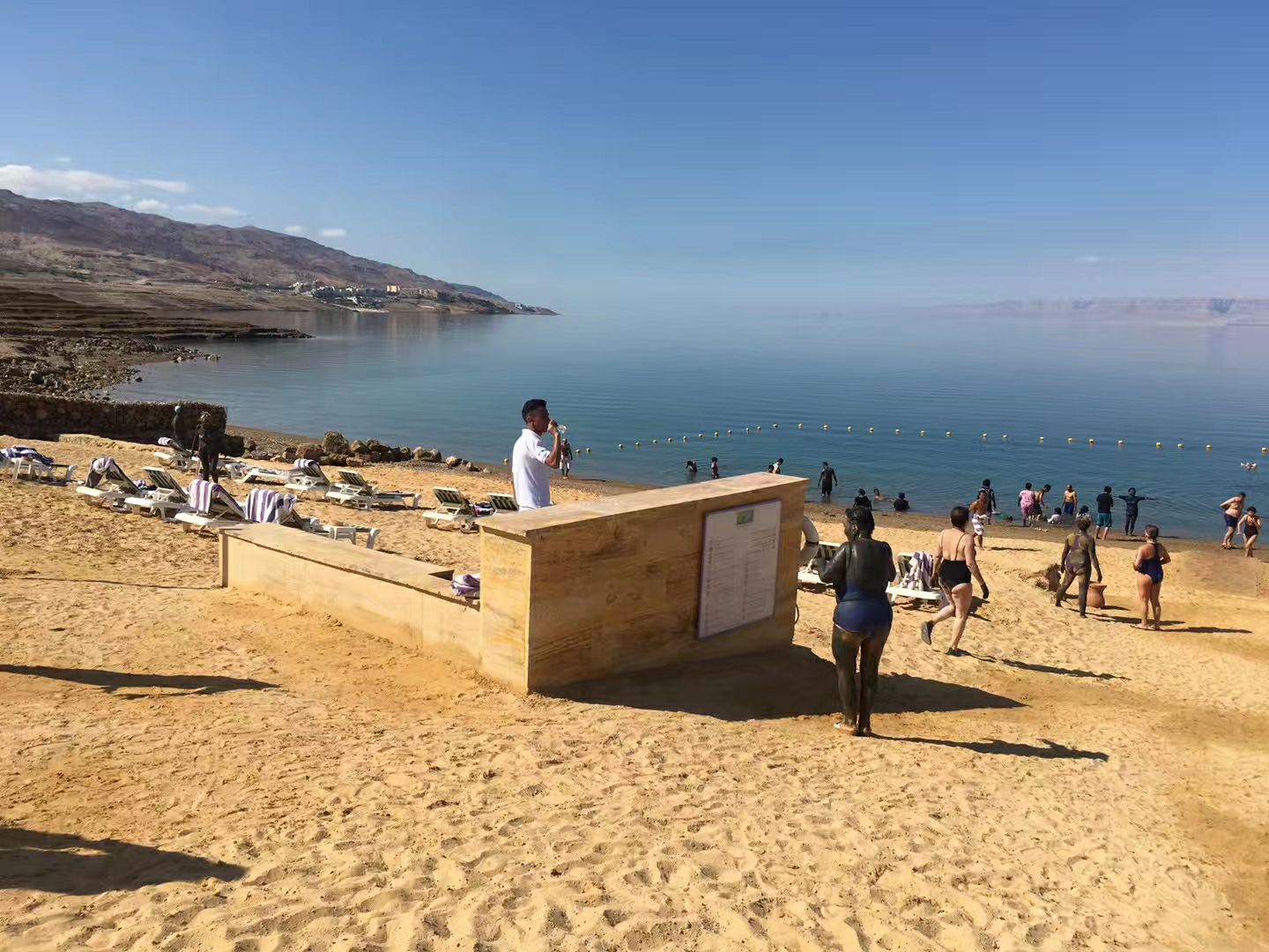 死海位于以色列， 巴勒斯坦、约旦交界，是世界上最低的湖泊，湖面海拔-430.5米[1]。湖最深处38
