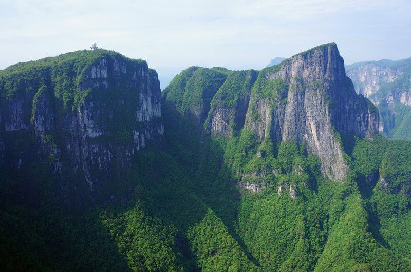 天门山西线 天门山，古称云梦山、嵩梁山，是张家界永定区海拔最高的山，北距城区8公里，因自然奇观天门洞