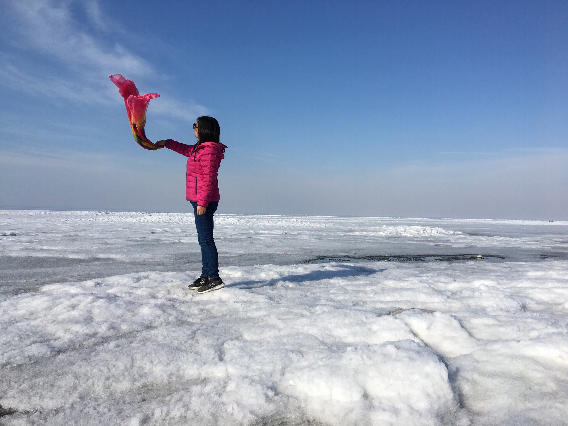 贝加尔湖畔 东南岸的贝加尔斯克市 2019年5月2日下午 开车过来 湖上冰开始融化 远东铁路紧贴着湖