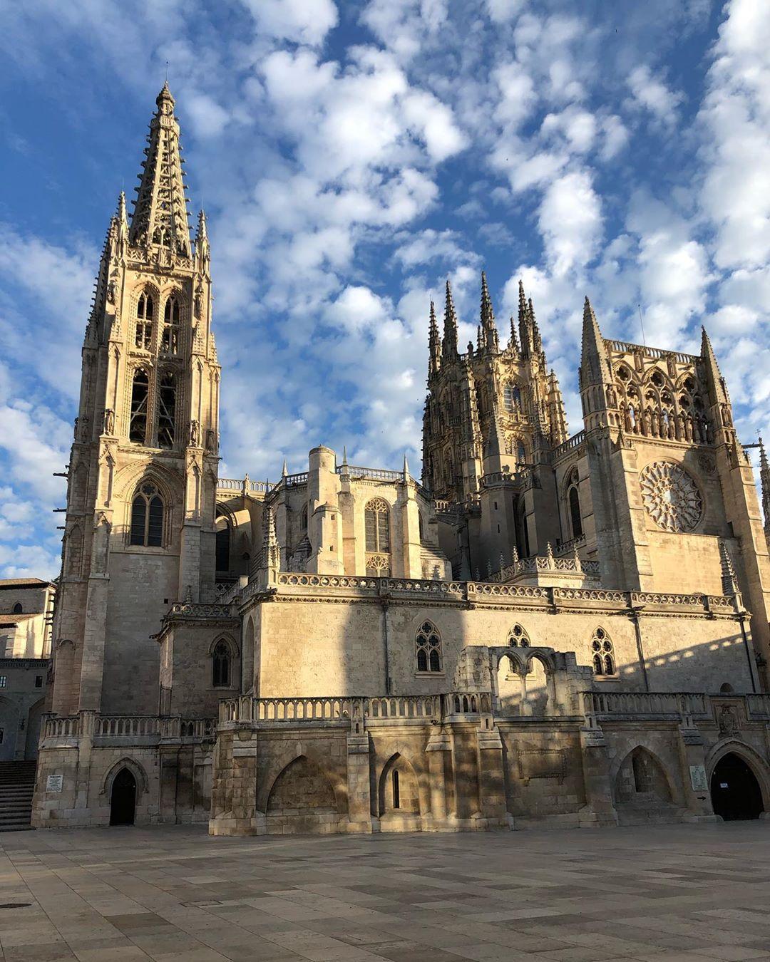 布尔戈斯大教堂—西班牙的文化遗产  布尔戈斯大教堂是西班牙排名第三的重要教堂，也是唯一被当作文化遗产