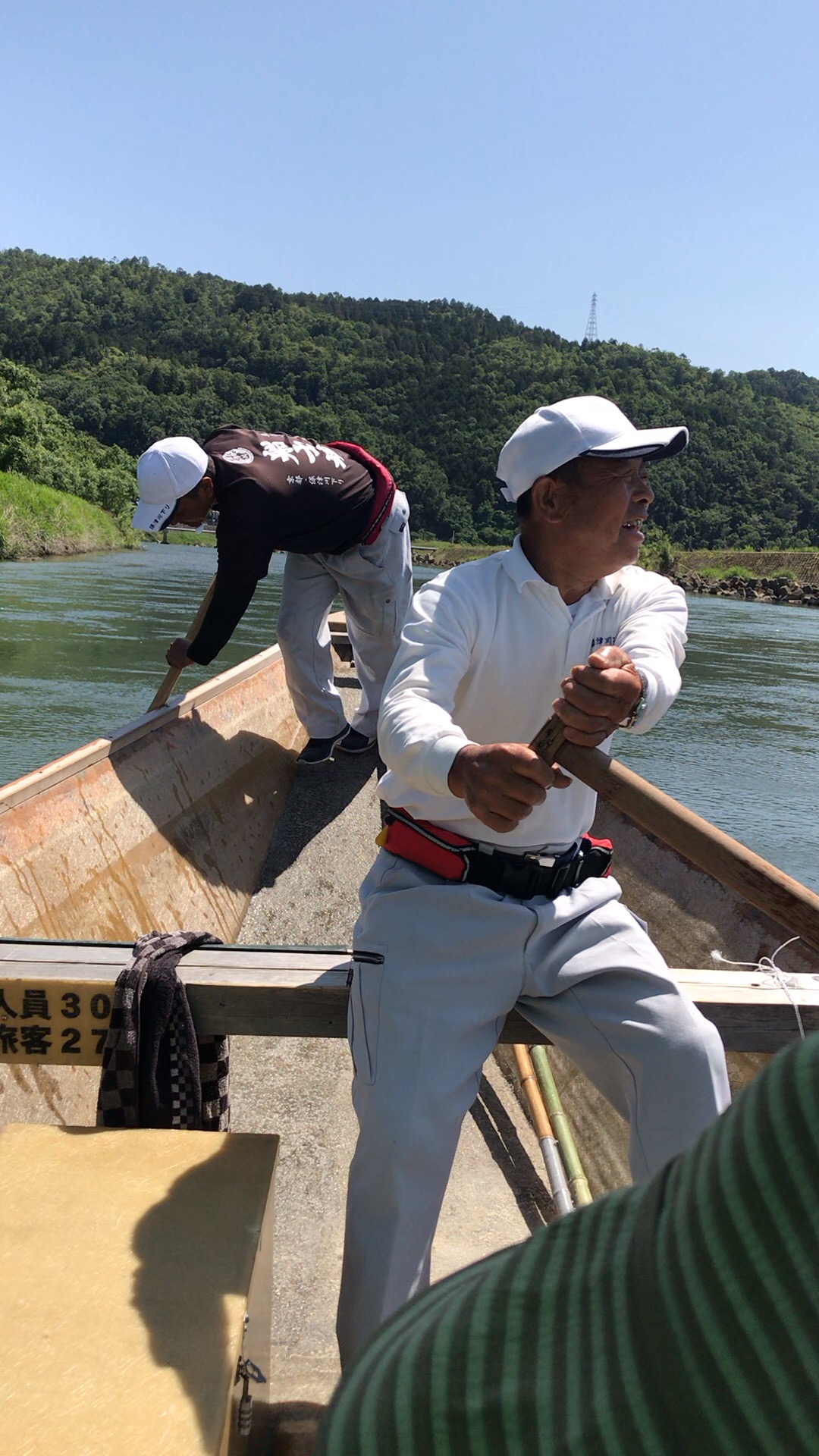 过了樱花季未到红叶季，于是观光火车改漂流去岚山，船老大风趣幽默的讲解，让游客感受到了日本的文化，东方