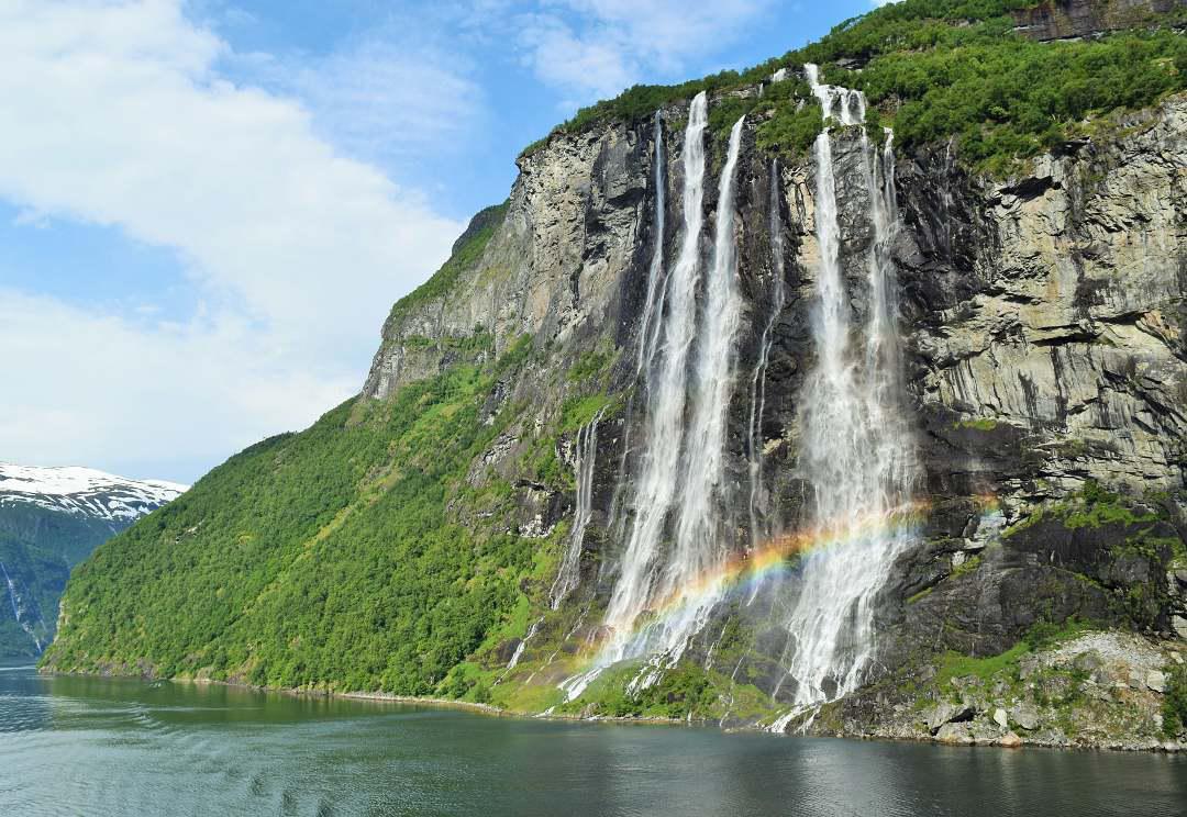 七姐妹瀑布——挪威的七仙女 看过了黄果树瀑布、三峡大瀑布，早就听说在挪威闻名的七姐妹瀑布气势浩大，景