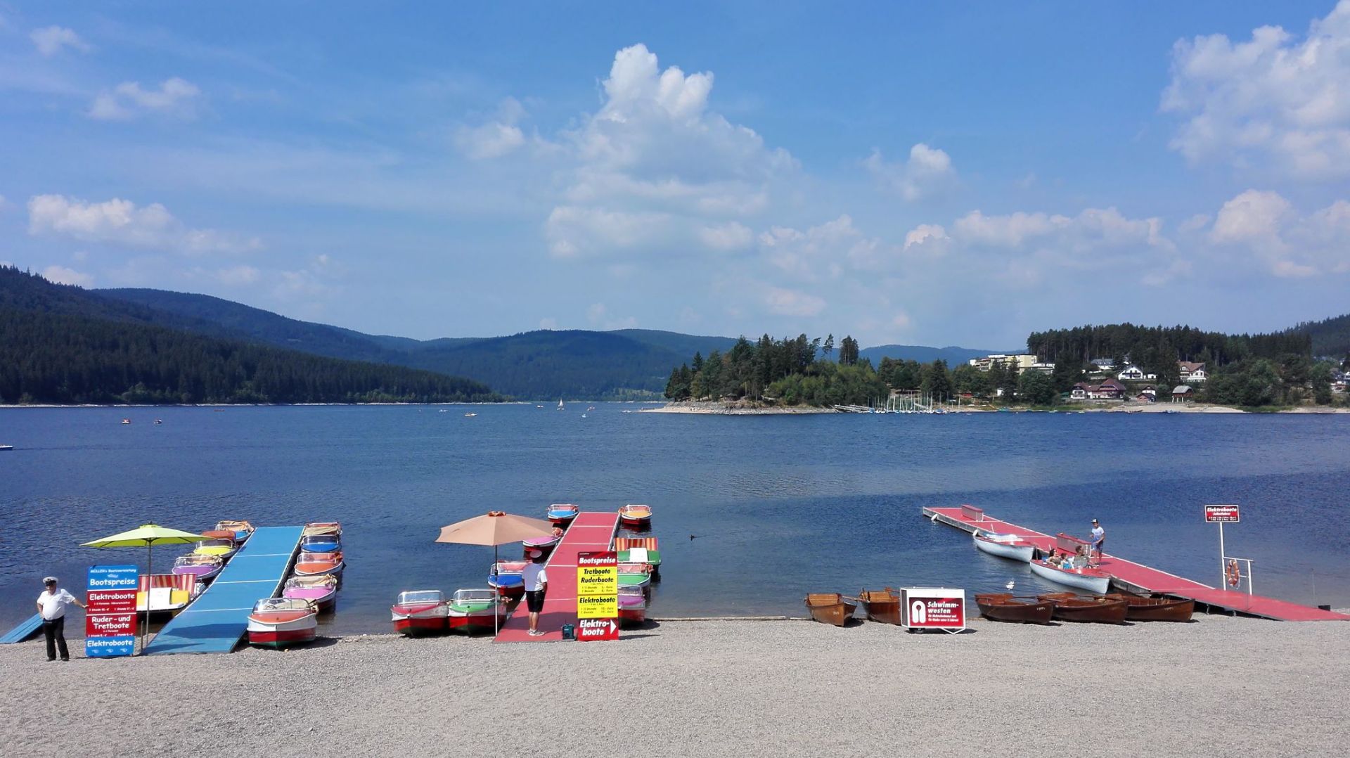 旅游卫视《凯凯莎莎游世界》栏目2010年秋天对滴滴湖的评价：滴滴湖，在德语中是少女湖的意思，眼前的风