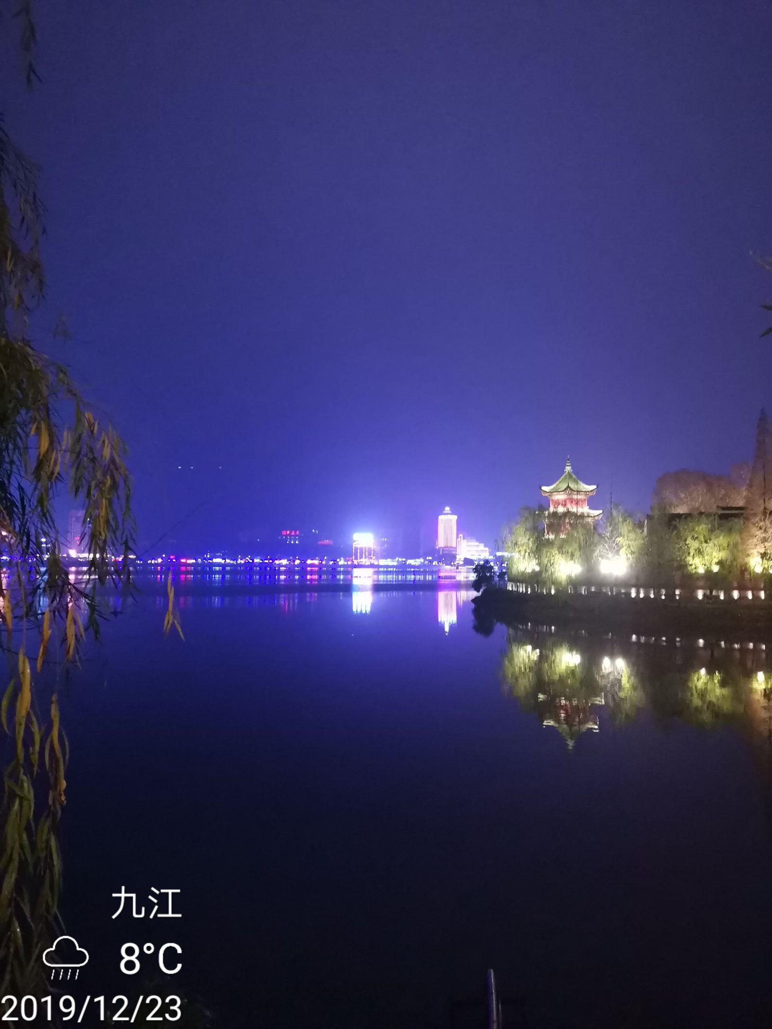 甘棠湖  九江甘棠湖位于九江市中心，闹中取静，夜景甜美醉人，漫步湖边栈道似梦中仙境！九江古城，秀在一