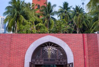 海南海口钟楼+骑楼老街+万绿园+假日海滩一日游【纯玩独立团】【[品质优选]优质服务，小团出行，避免人多拥挤，专业司导，可针对团建定制餐饮、活动服务等】