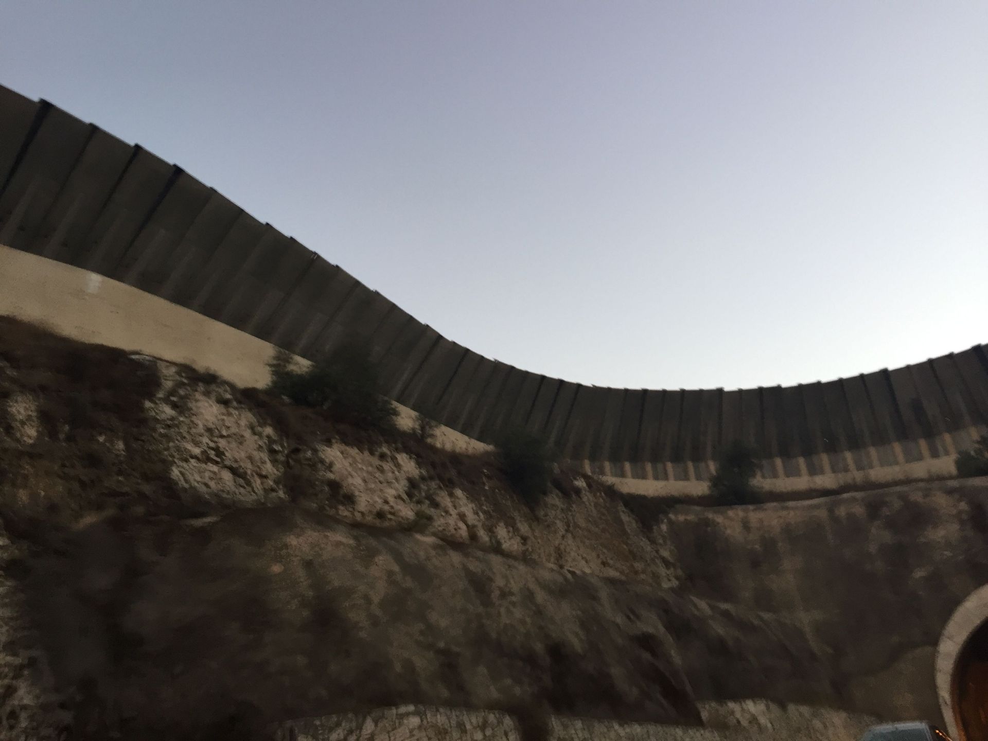 从耶路撒冷打车，直接就可以通过巴以隔离墙到达巴勒斯坦的伯利恒。