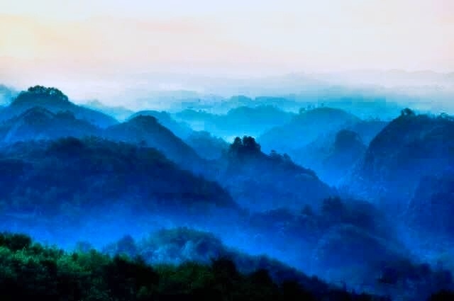 我去广东省韶关市南雄市玩拍摄的一组照片，当时是清晨去的，看着远处的山水宛如一幅山水墨画，仿佛处在人间