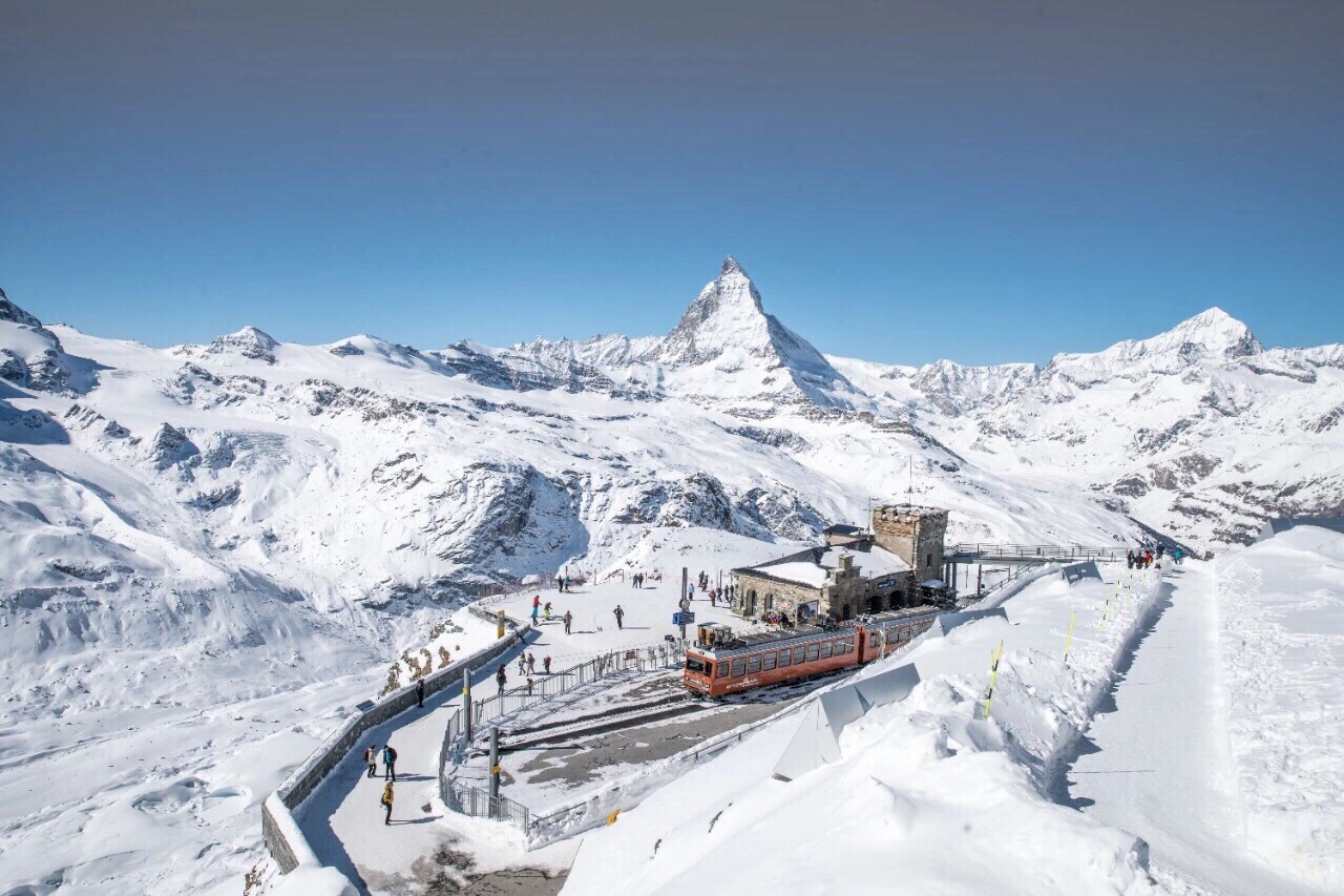 登山火车是欧洲最古老的电气化齿轨火车，从1898年便已开始运营，是瑞士第一条齿轨铁路，也是欧洲最高的