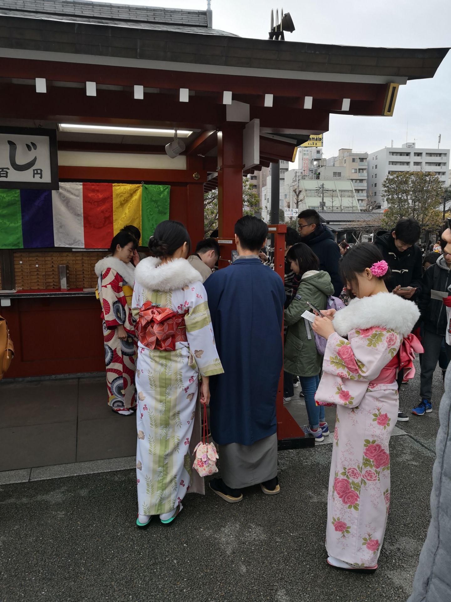 浅草寺前穿和服的少女.