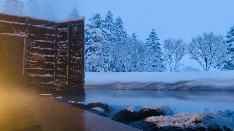 梦境奇遇，雨雪中交织的冰封世界