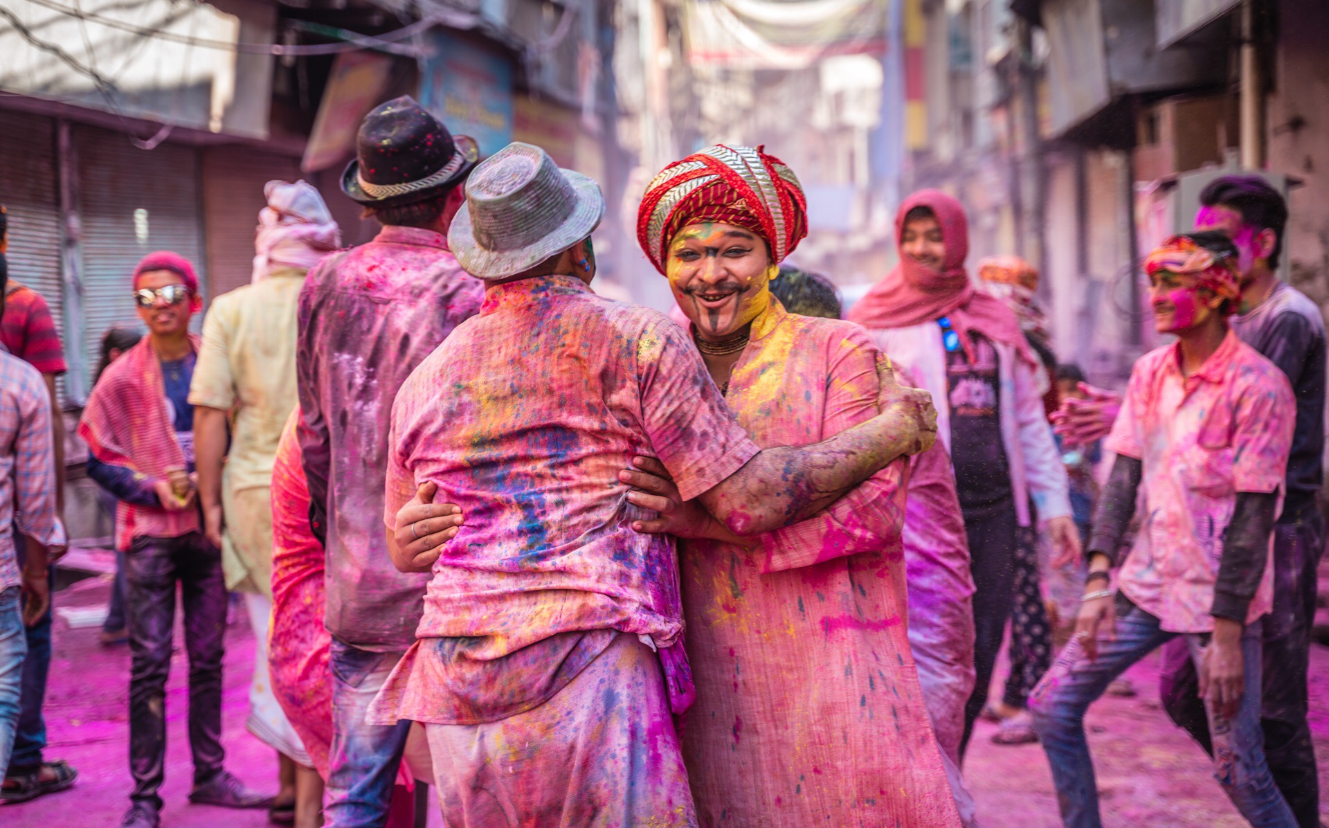 印度洒红节是印度之旅绝对深刻的两天行程。马图拉全城商铺关门，所有人汇聚在大街小巷，唱歌跳舞，泼洒花粉