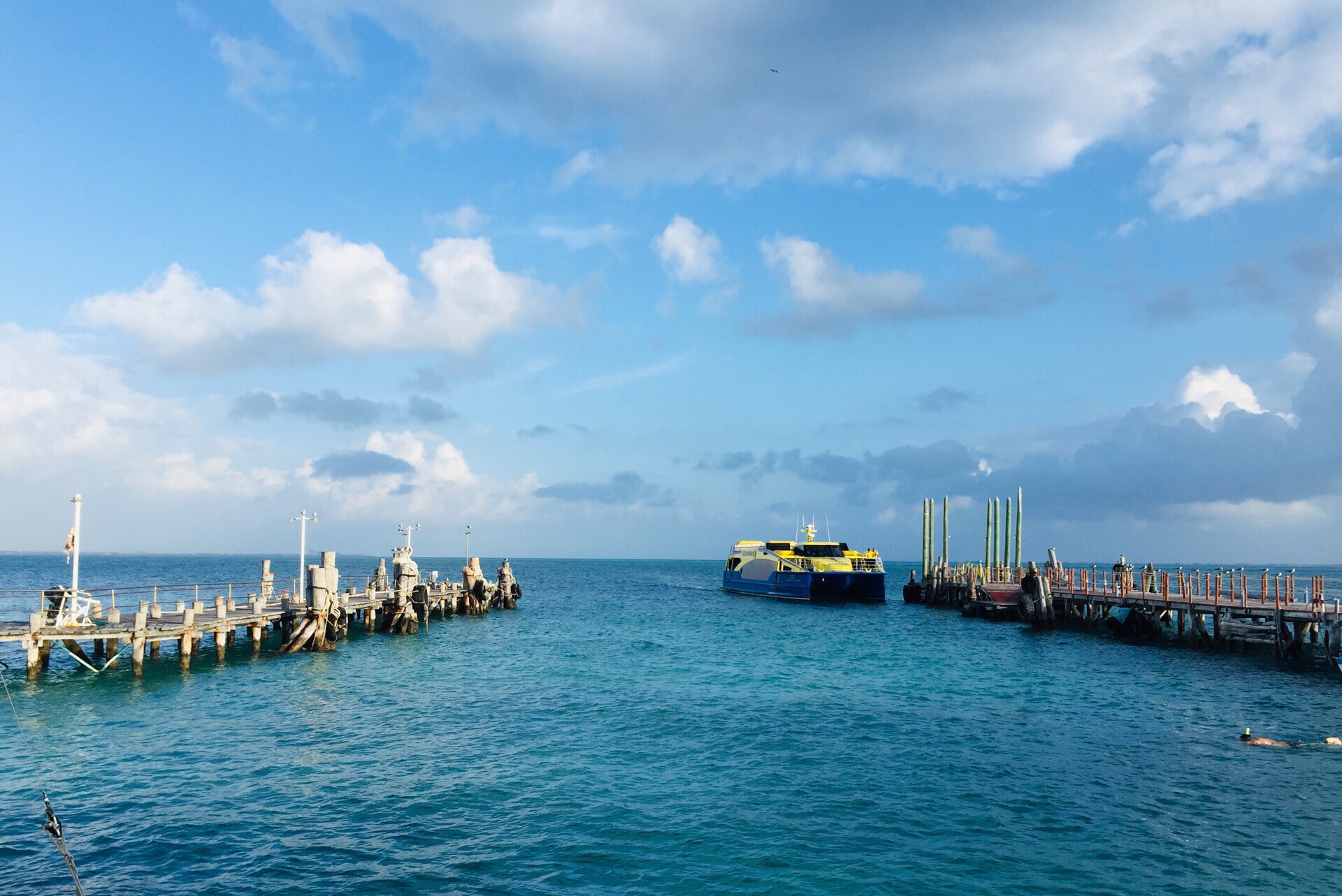 女人岛，从坎昆酒店区的码头坐轮渡大概半个小时的时间可达，船票19美元，可自行从网上预定。轮渡上有歌手