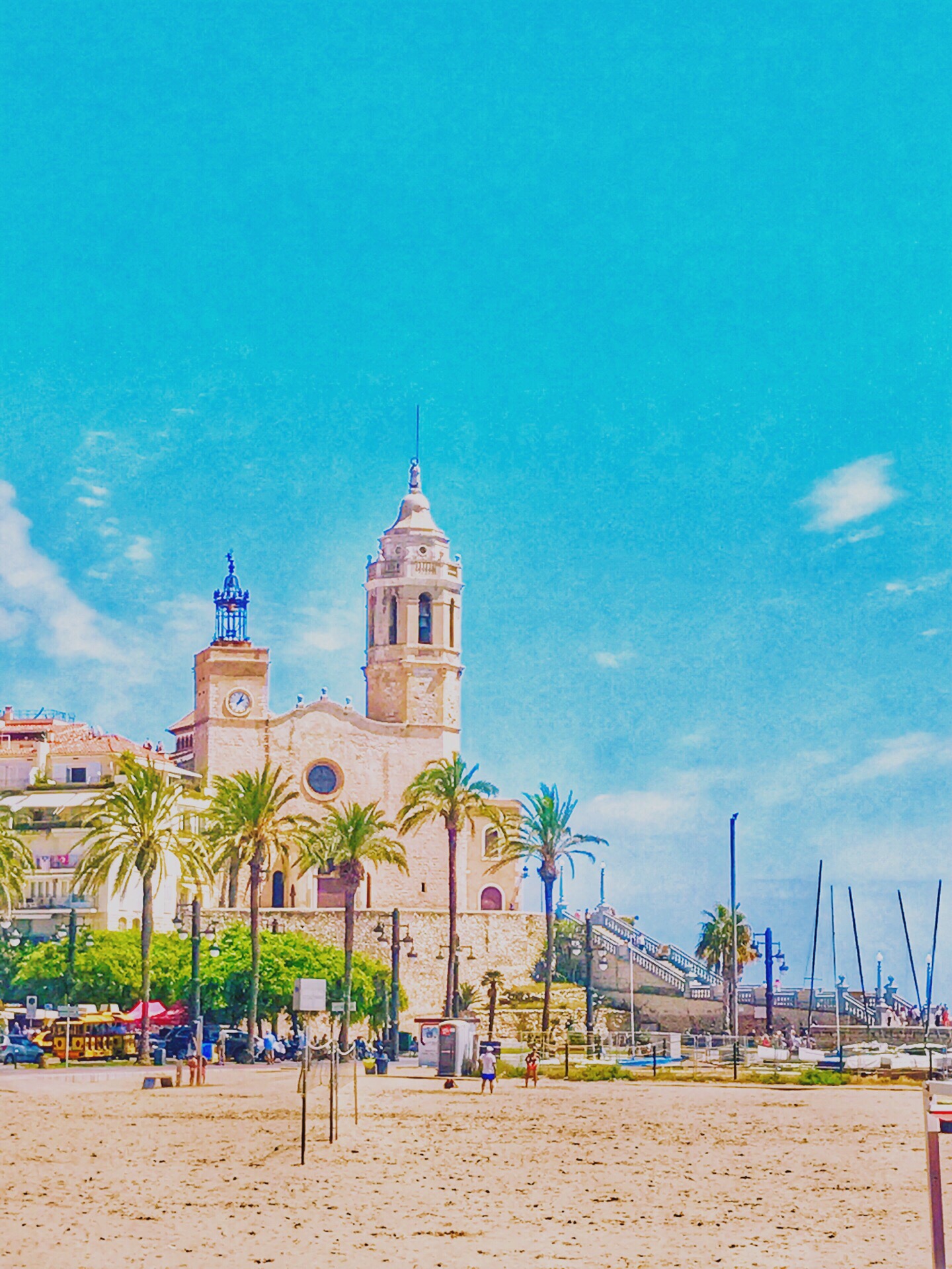Sitges|每天都是狂欢节 每隔几个月我都要去的海滨小城！从巴塞罗那出发只需要不到40分钟左右。除