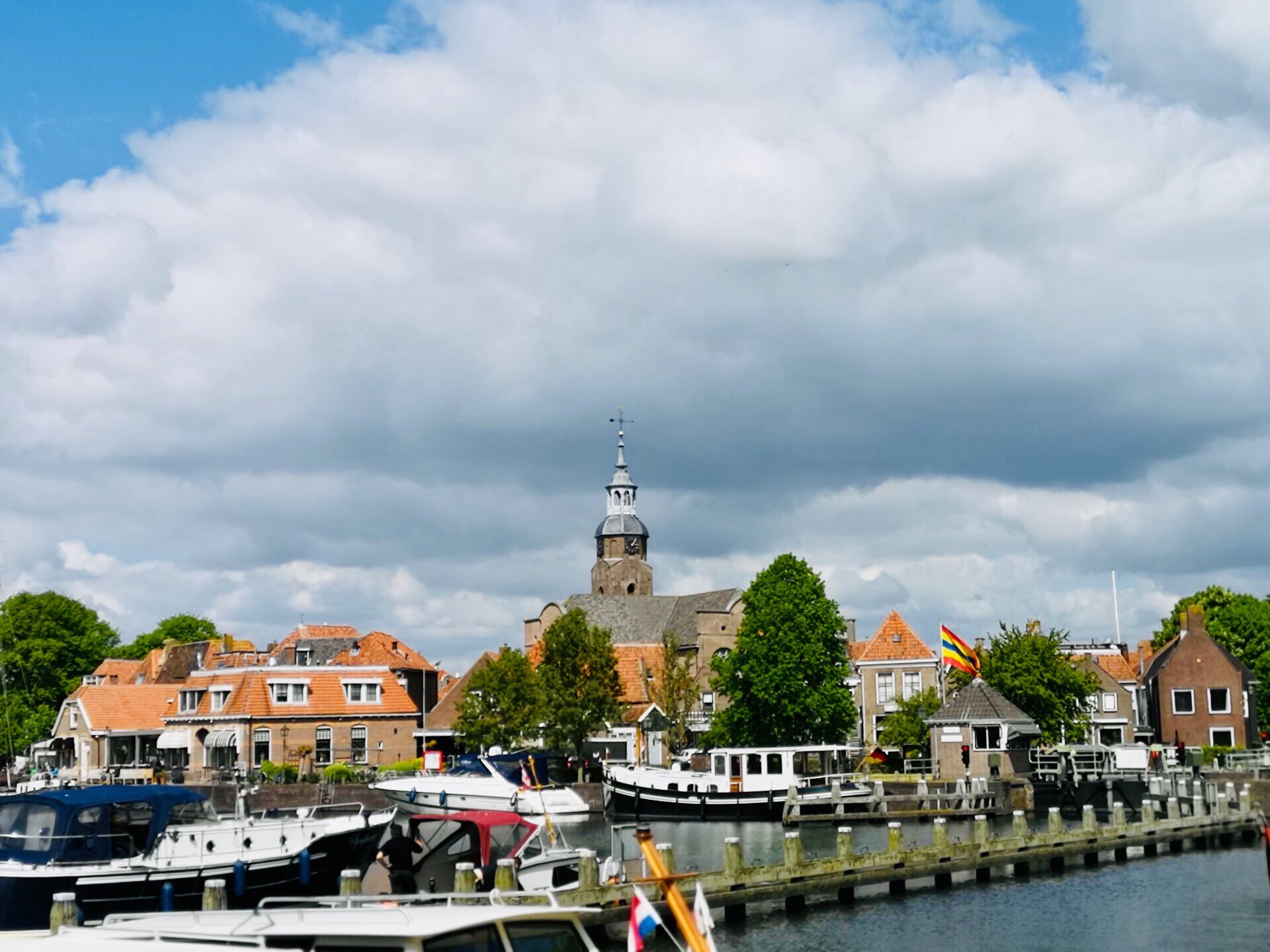 荷兰小镇布洛克宰尔还保持着17世纪的模样，鲜活的小城生活气息甚于羊角村。清澈见底的河涌、各种帆船游艇