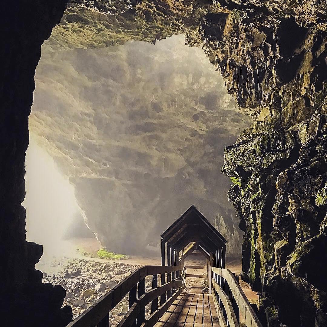 神秘而美丽——德内斯 Smoo Cave  景点推荐： 德内斯坐落在沙滩边的悬崖上，是观赏落日的最佳