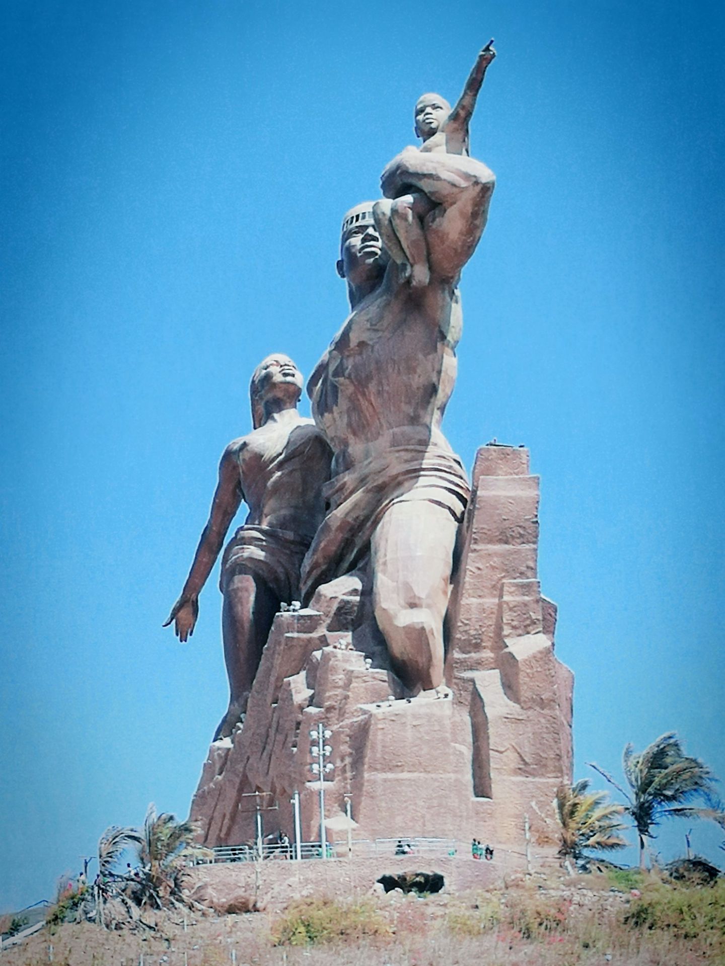 非洲复兴纪念碑，位于塞内加尔首都达喀尔，是世界上最高的纪念碑式建筑，2010年4月3日举行了非洲复兴