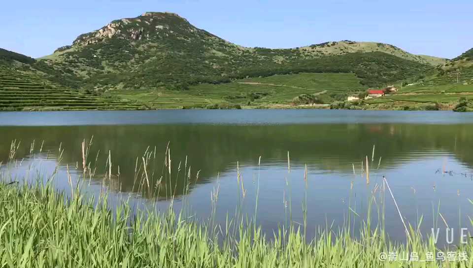 嵛山岛，把美留在鱼鸟客栈。嵛山岛远离城市喧嚣，岛上民风淳朴，一登岛便格外轻松，白天上天湖，赏山海湖草