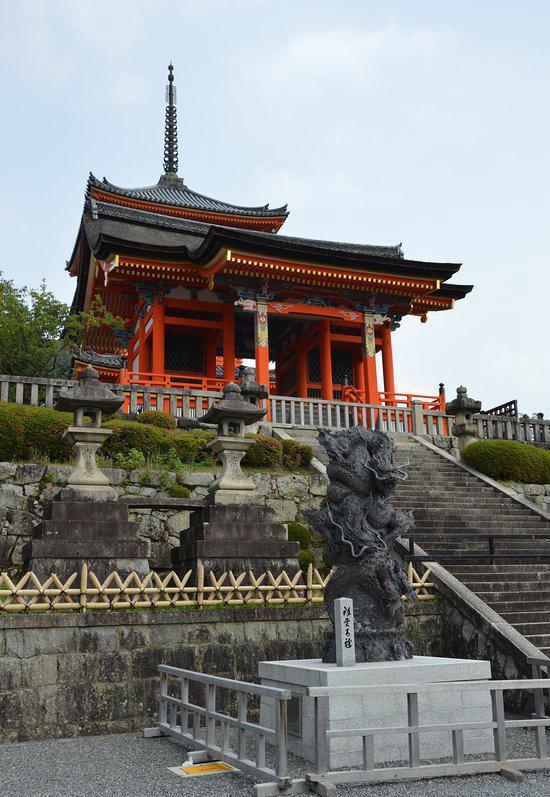 拥有着鲜红颜色的清净之地——清水寺  暑期来到日本京都，最大的感慨就是这里人实在是太多啦！每天出门，