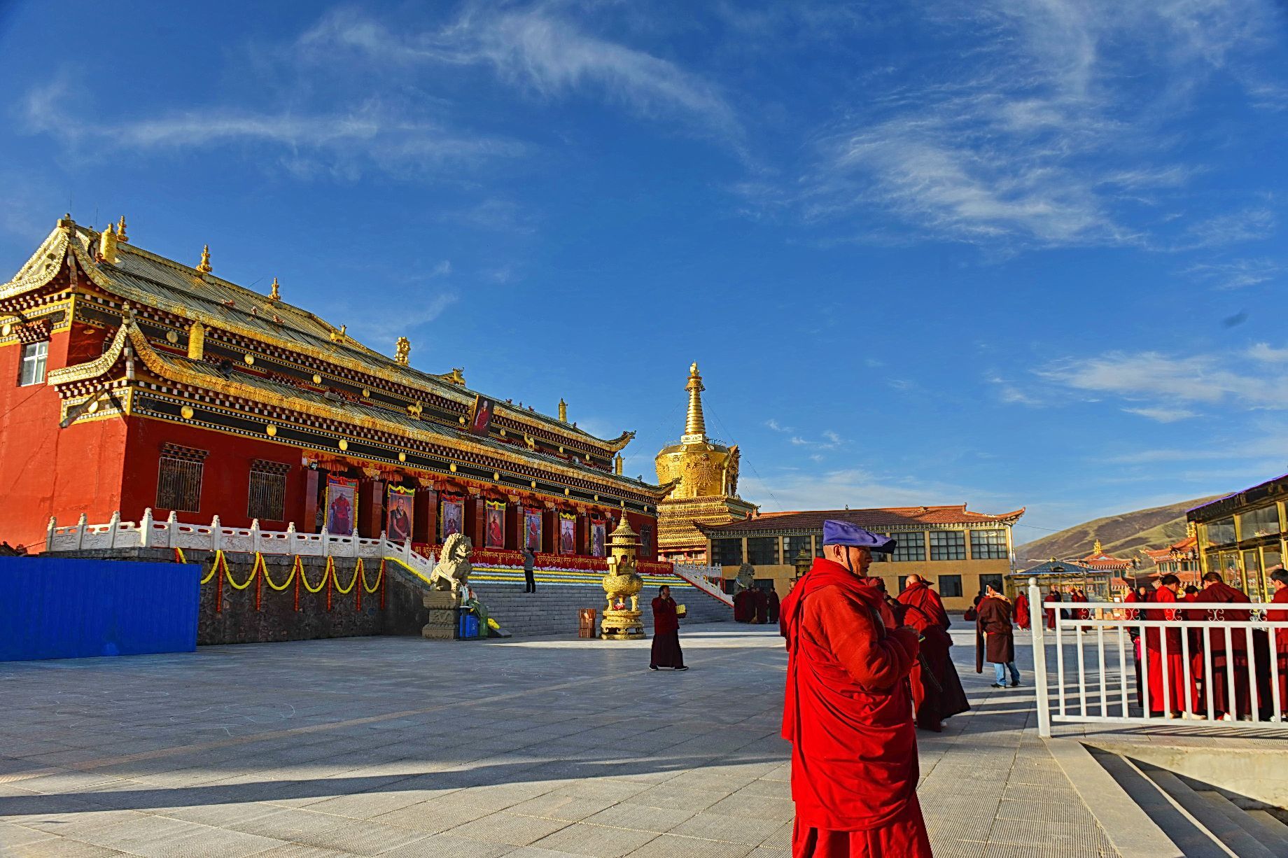 查郎寺由郎喇嘛曲吉多杰始建于1895年，系藏传佛教宁玛派，含有附属宗教活动点一所和格萨尔狮龙宫殿。改
