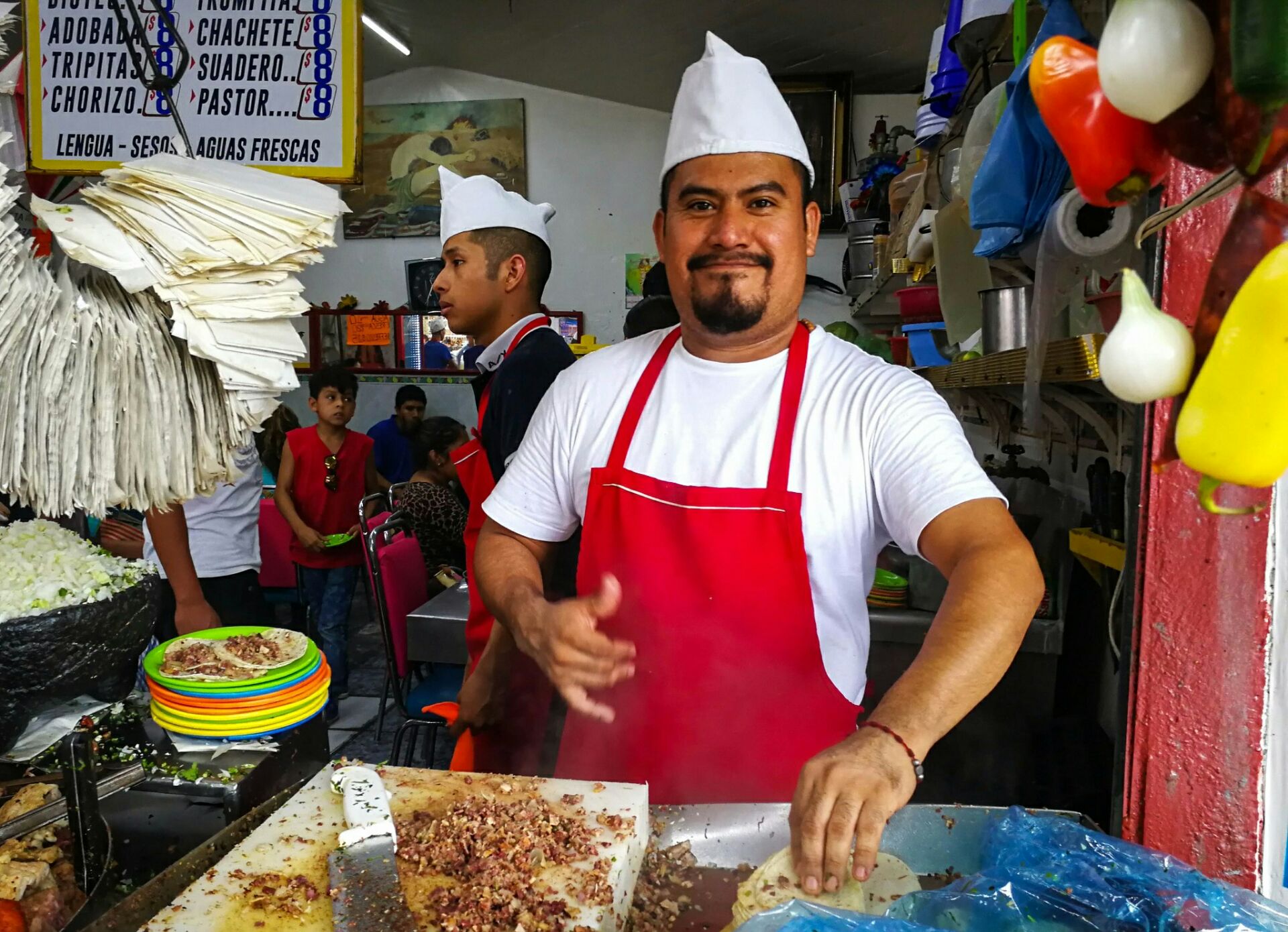 这是瓜达拉哈拉的一家食品市场在这里你可以品尝到许多地道的墨西哥小吃。这里的小吃品种真的是琳琅满目，而