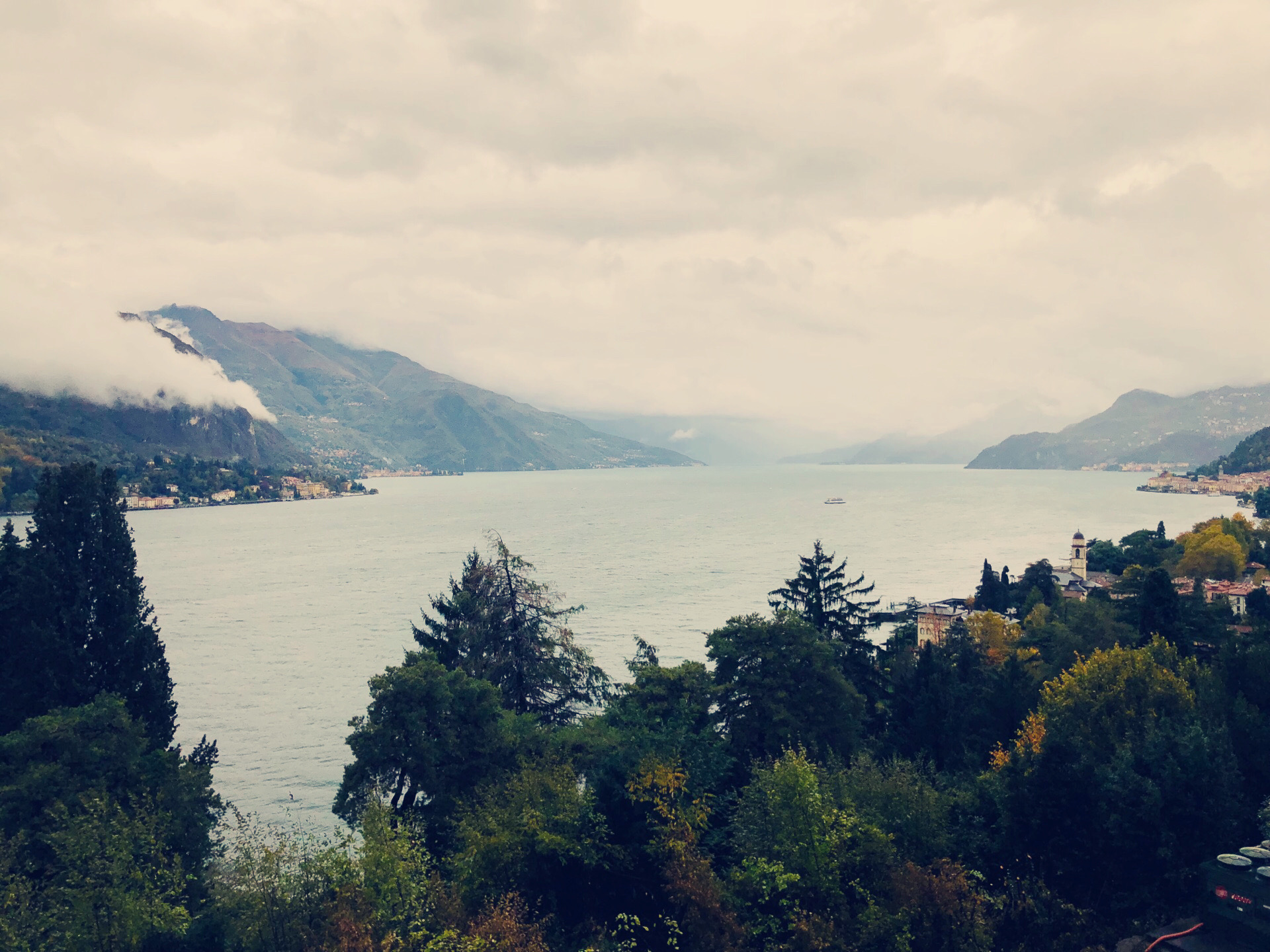 意大利的湖区，也是意大利的富人区，可以坐着每天往返的车船摆渡去周边很多的意大利和瑞士小城，感觉特别懈