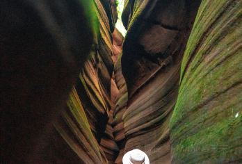 陕西延安甘泉大峡谷一日游【蜿蜒秀美的奇特丹霞景观】【阳光穿透狭缝，如梦如幻，色彩斑斓，金黄、橙红相互交织。】