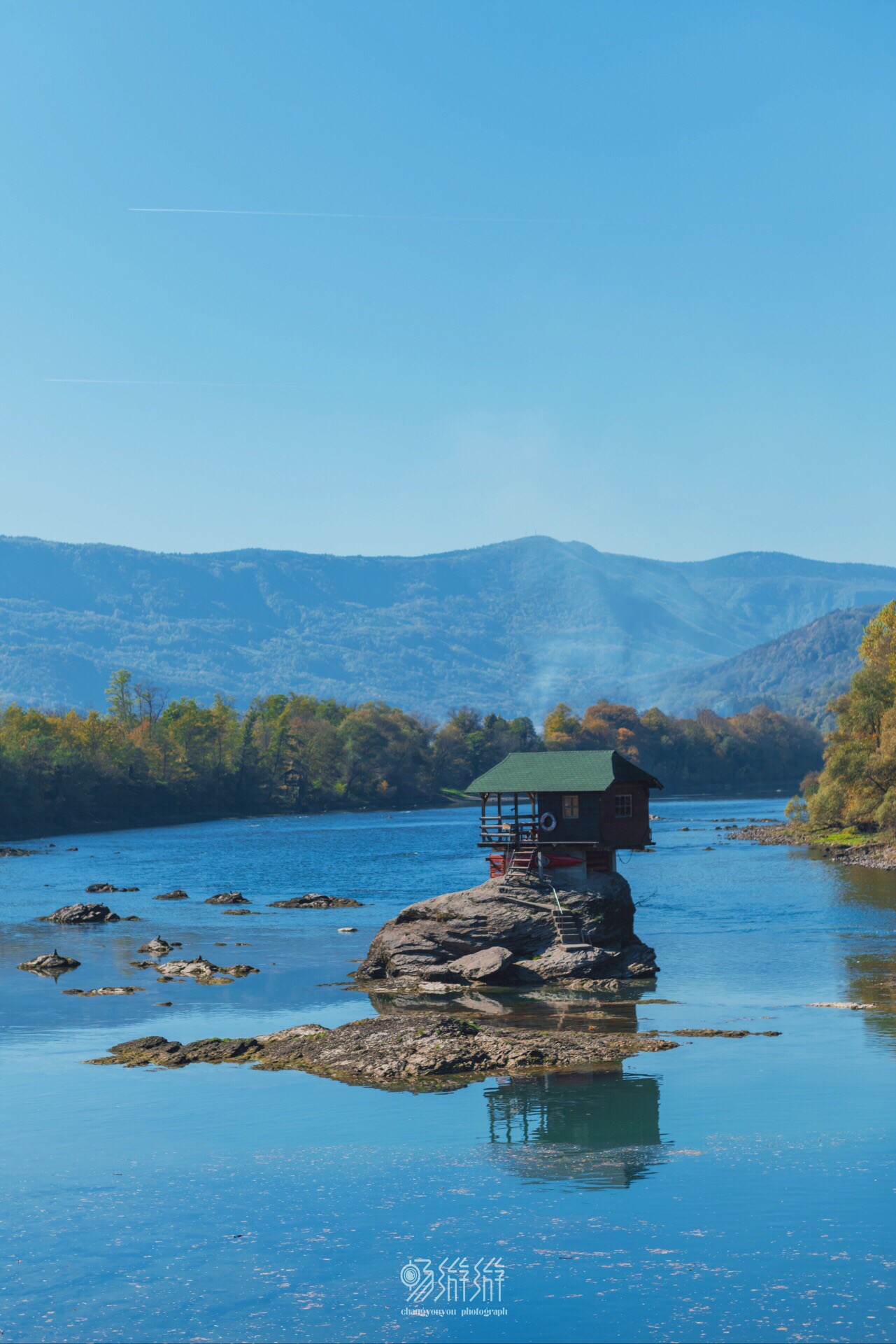 坐车6小时，只为这座水中小屋  📍水中小屋建在Drina River的一块岩石上，这条河也是塞尔维亚