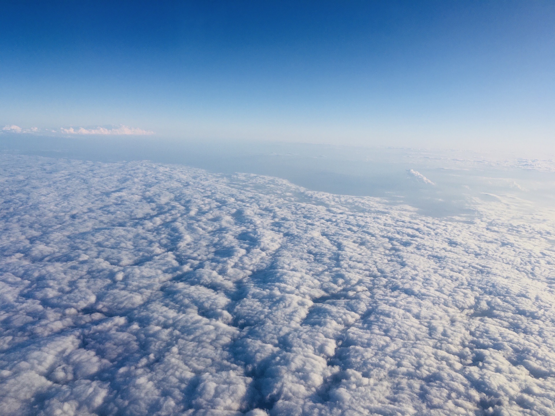 在飞机上用手机抓拍到的风景真美呀，蓝蓝天空白云朵朵像不像在仙境之中。同时也抓拍到了🌄哇呜～真心美出来
