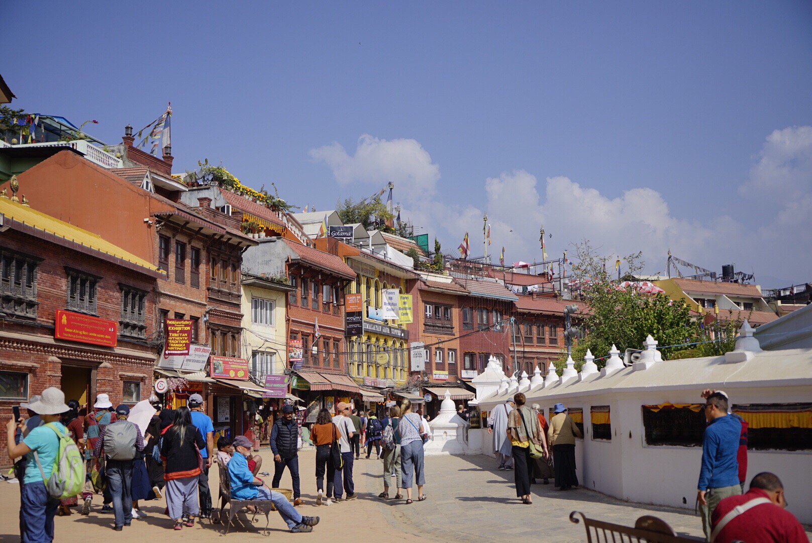 到加德满都就不能不去距市中心八公里的千年佛塔博达哈大佛塔，它是尼泊尔八个世界遗产之一，是世界七大奇迹