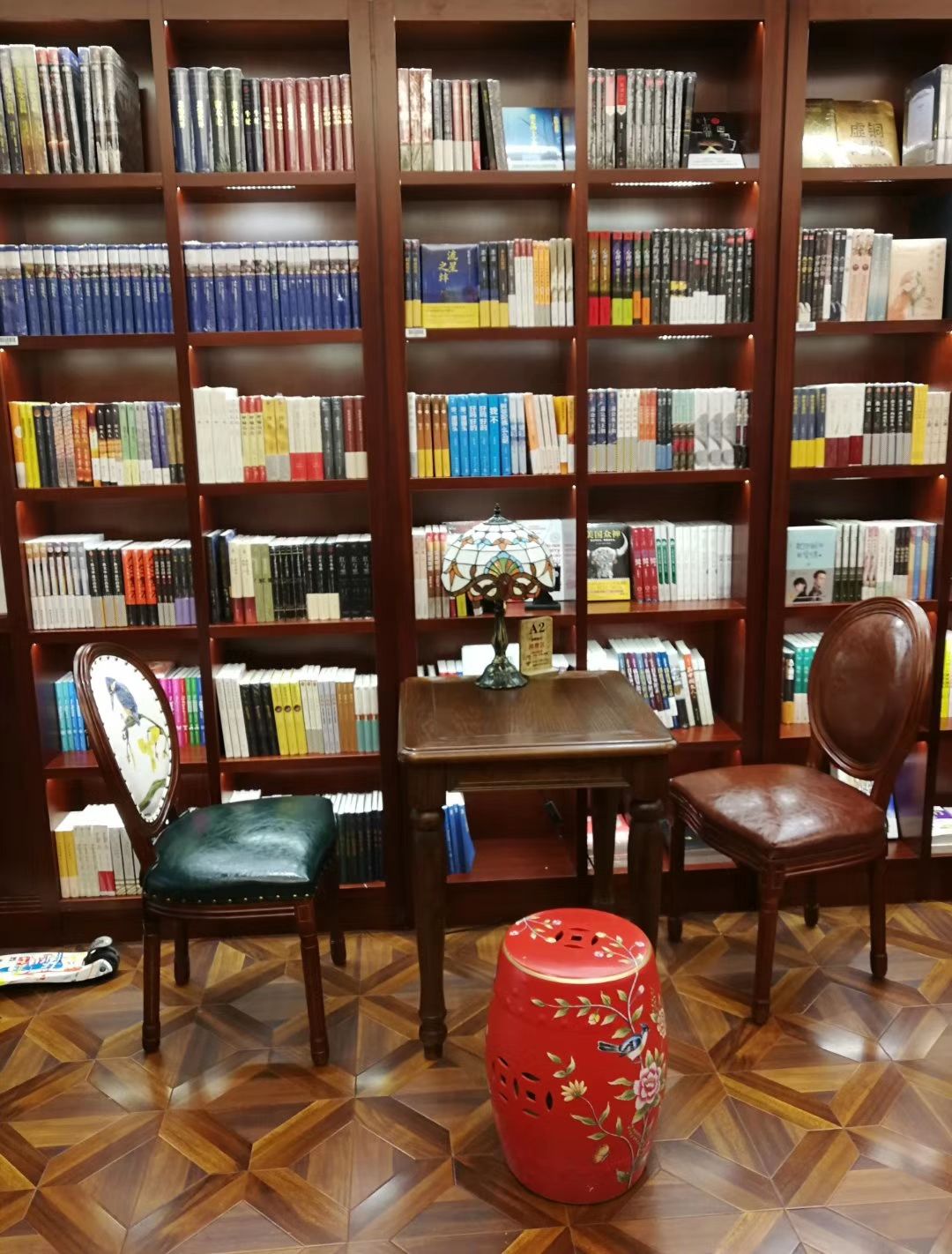 南京首家民国风格的社区书店一凤凰吾在书舍。它座落在南京复地御钟山小区内，其民国风装饰出自著名设计师三