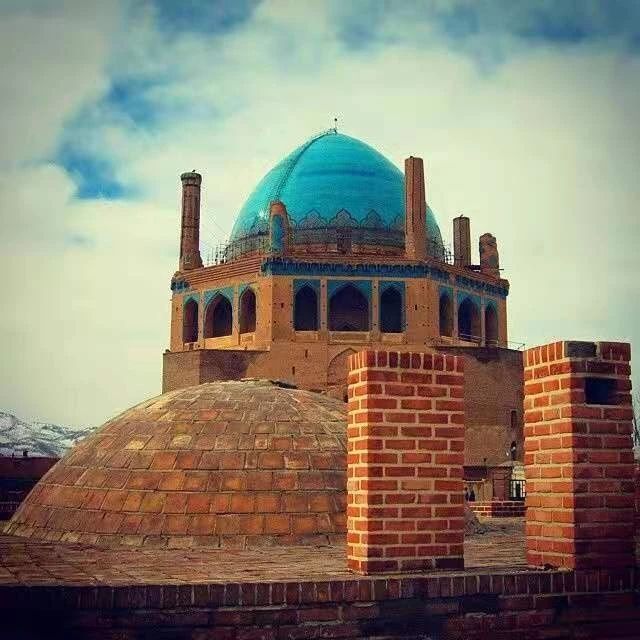 苏丹尼叶城是伊卡哈尼德王朝的首都，由蒙古人所建，并于1302-1312年间在该城修建了欧杰图陵墓。 